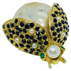 Hattie Carnegie, spilla firmata in oro con perle e occhi di smeraldo, insetto ape e insetto
