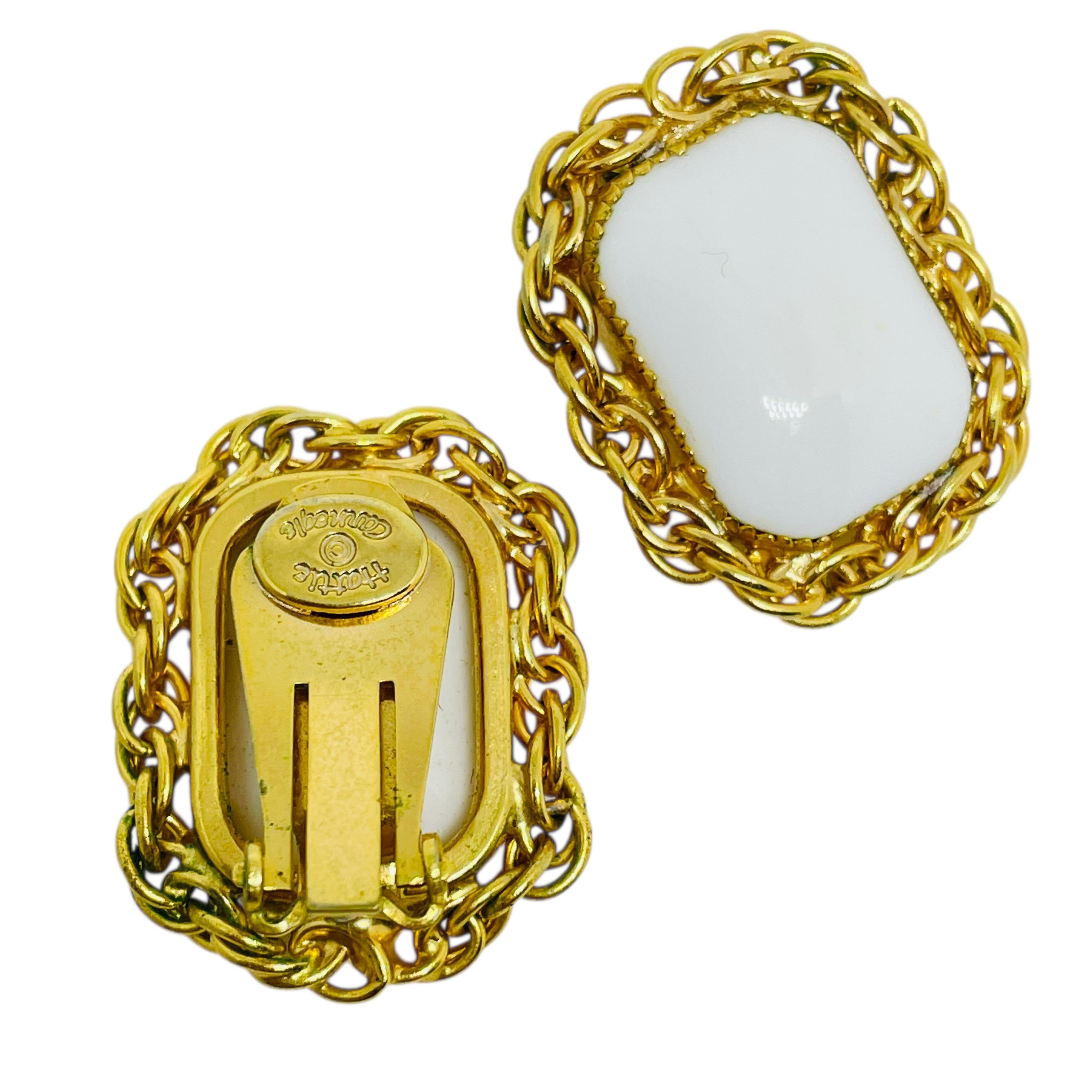 Hattie Carnegie, orecchini a clip firmati d'epoca in vetro bianco e tono d'oro In condizioni buone in vendita a Palos Hills, IL