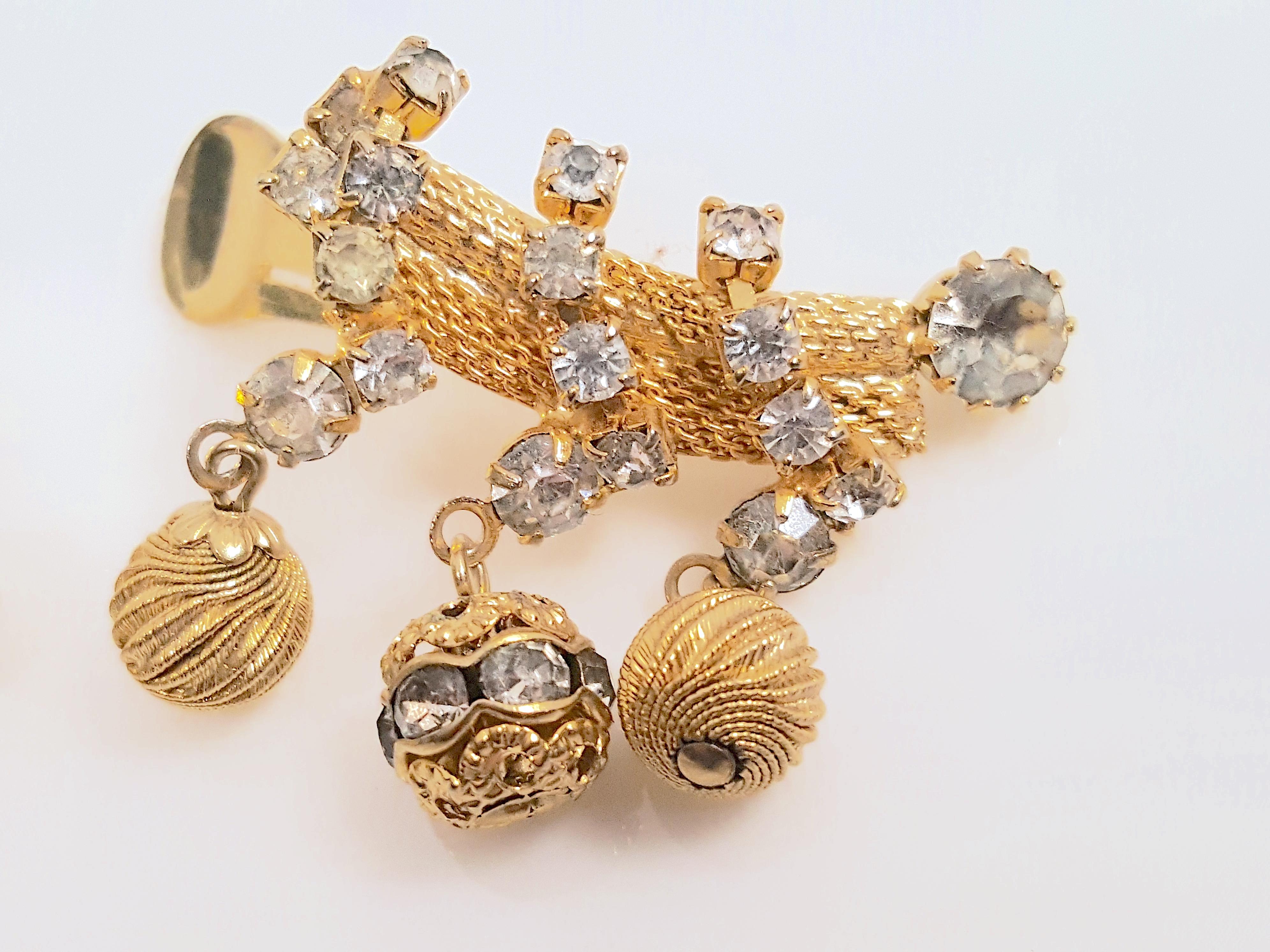 Taille rose HattieCarnegie Boucles d'oreilles pendantes après la Seconde Guerre mondiale en cristal doré et en métal doré avec boules cannelées en vente