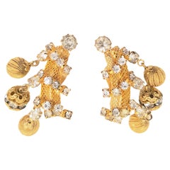HattieCarnegie Boucles d'oreilles pendantes après la Seconde Guerre mondiale en cristal doré et en métal doré avec boules cannelées