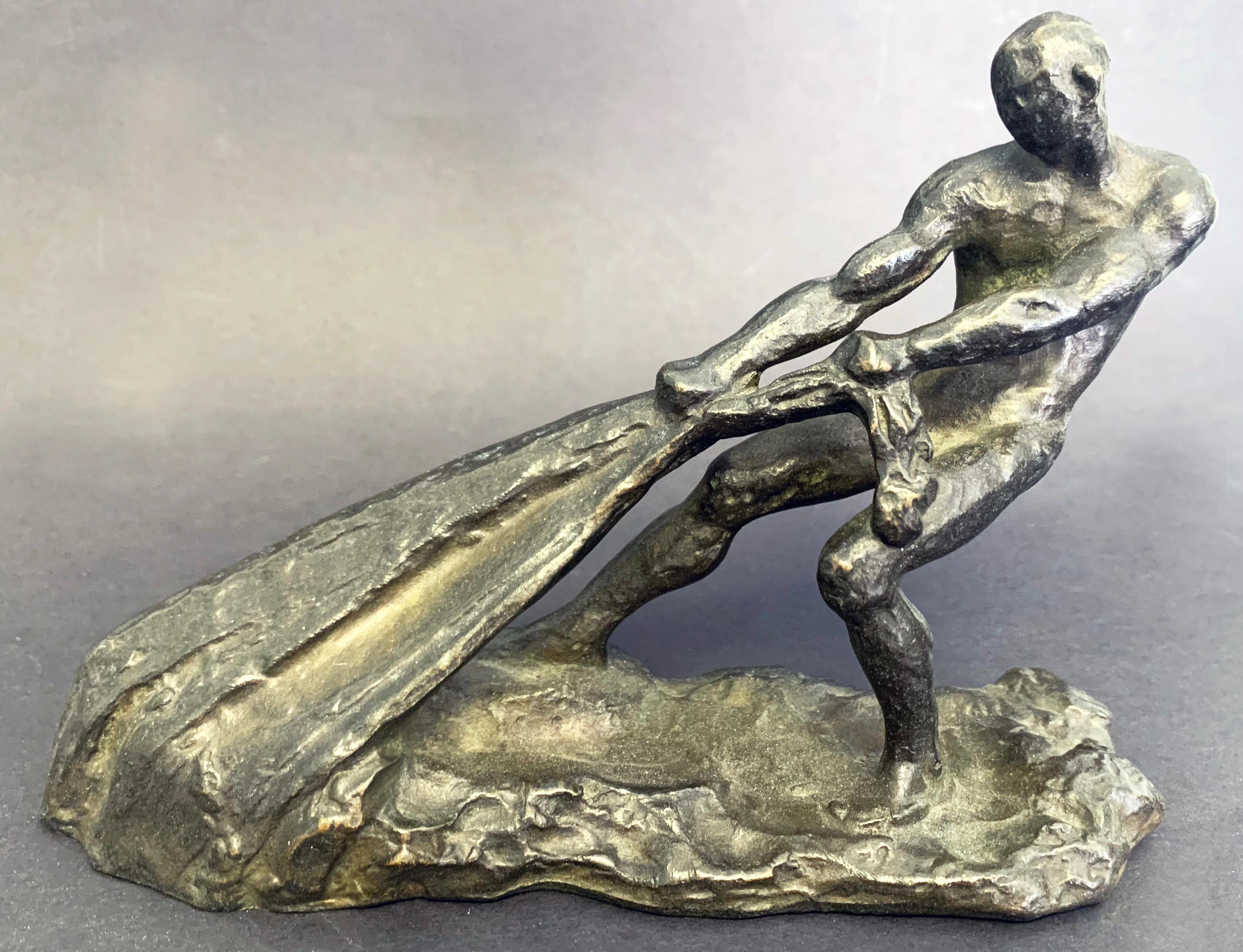 Ce bronze puissant - représentant un pêcheur nu remontant son filet - est un superbe exemple de sculpture Art déco influencée par l'accent mis par Auguste Rodin sur l'émotion et la physicalité de la figure humaine. Ici, la force et la musculature de