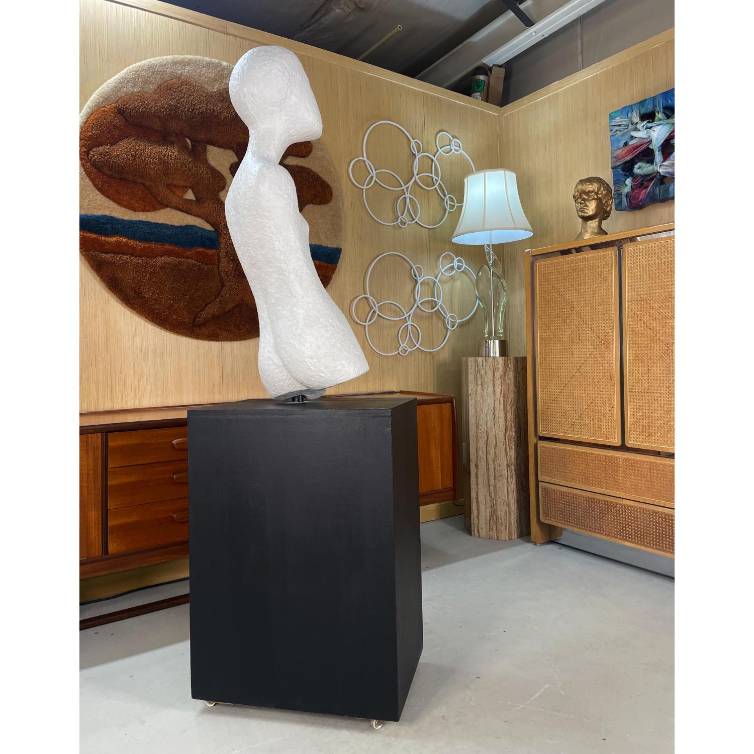 unting - Sculpture en plâtre moderniste abstraite d'un nu abstrait et d'un piédestal en vente 6