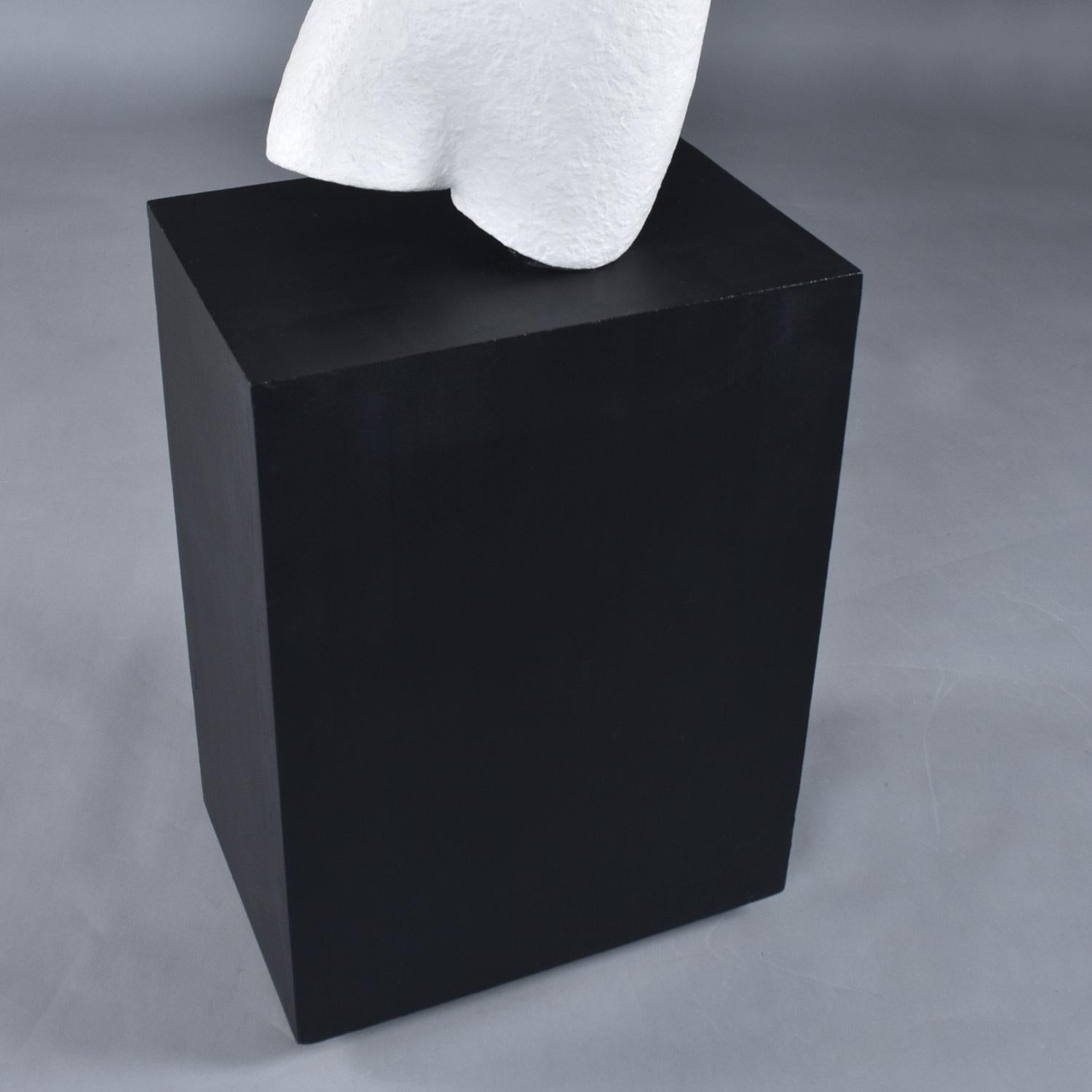unting - Sculpture en plâtre moderniste abstraite d'un nu abstrait et d'un piédestal en vente 12