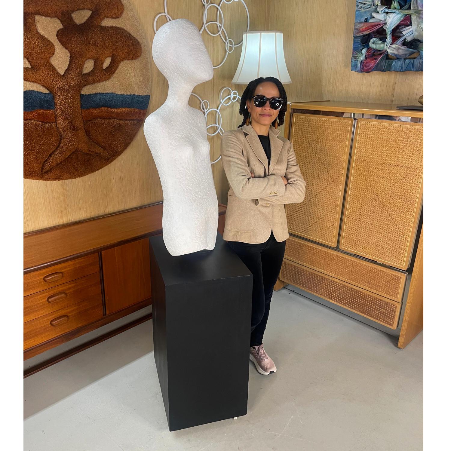 Cette sculpture féminine moderne et figurative présente une beauté dans la simplicité et la grâce de sa forme. L'artiste parvient à évoquer l'essence subtile de la féminité tout en suscitant une mystique de l'inconnu. Cette forme minimaliste