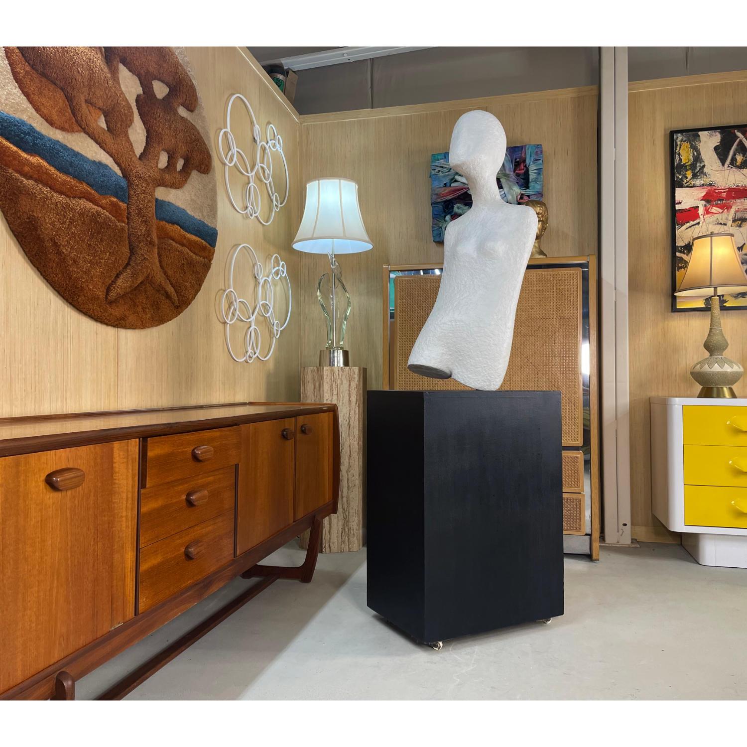 Futuriste unting - Sculpture en plâtre moderniste abstraite d'un nu abstrait et d'un piédestal en vente