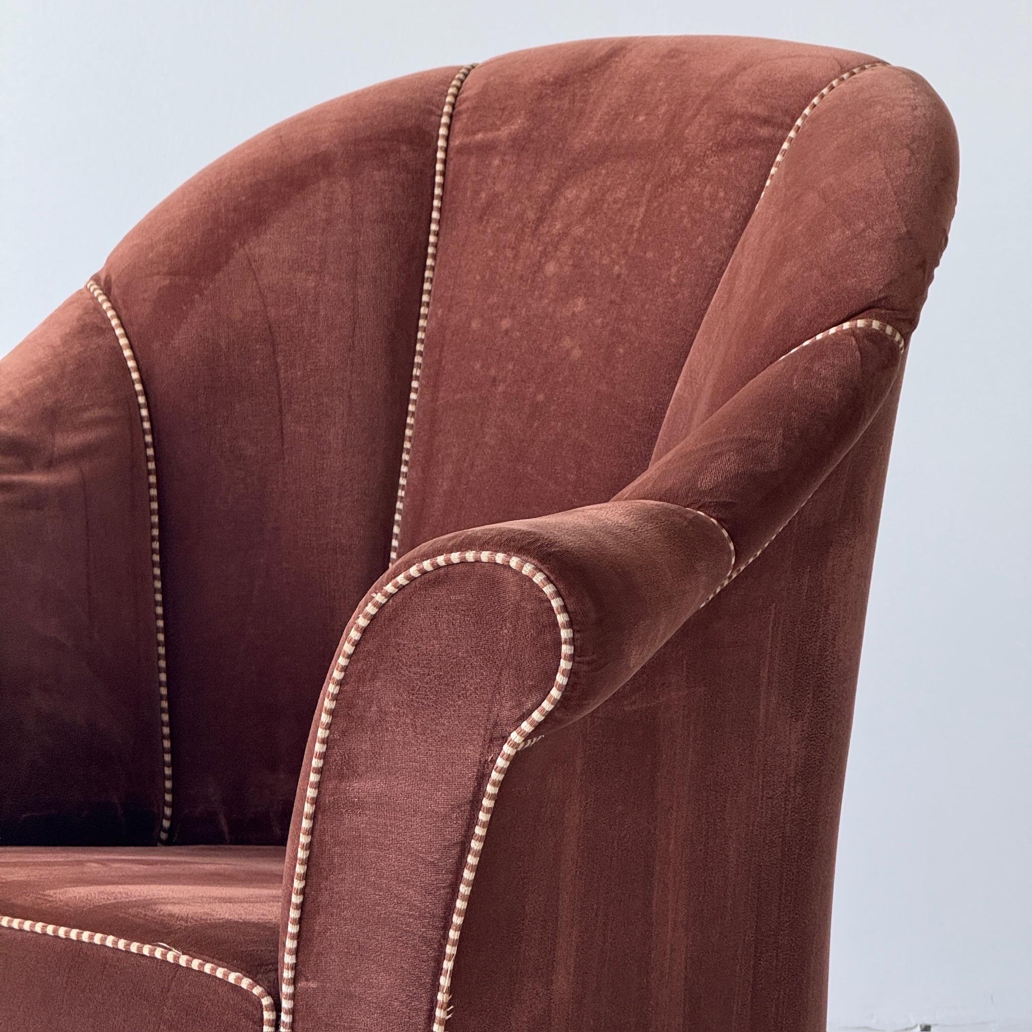 c. Milieu du 20e siècle. Autriche. Passepoil contrastant avec le tissu blush d'origine. 

