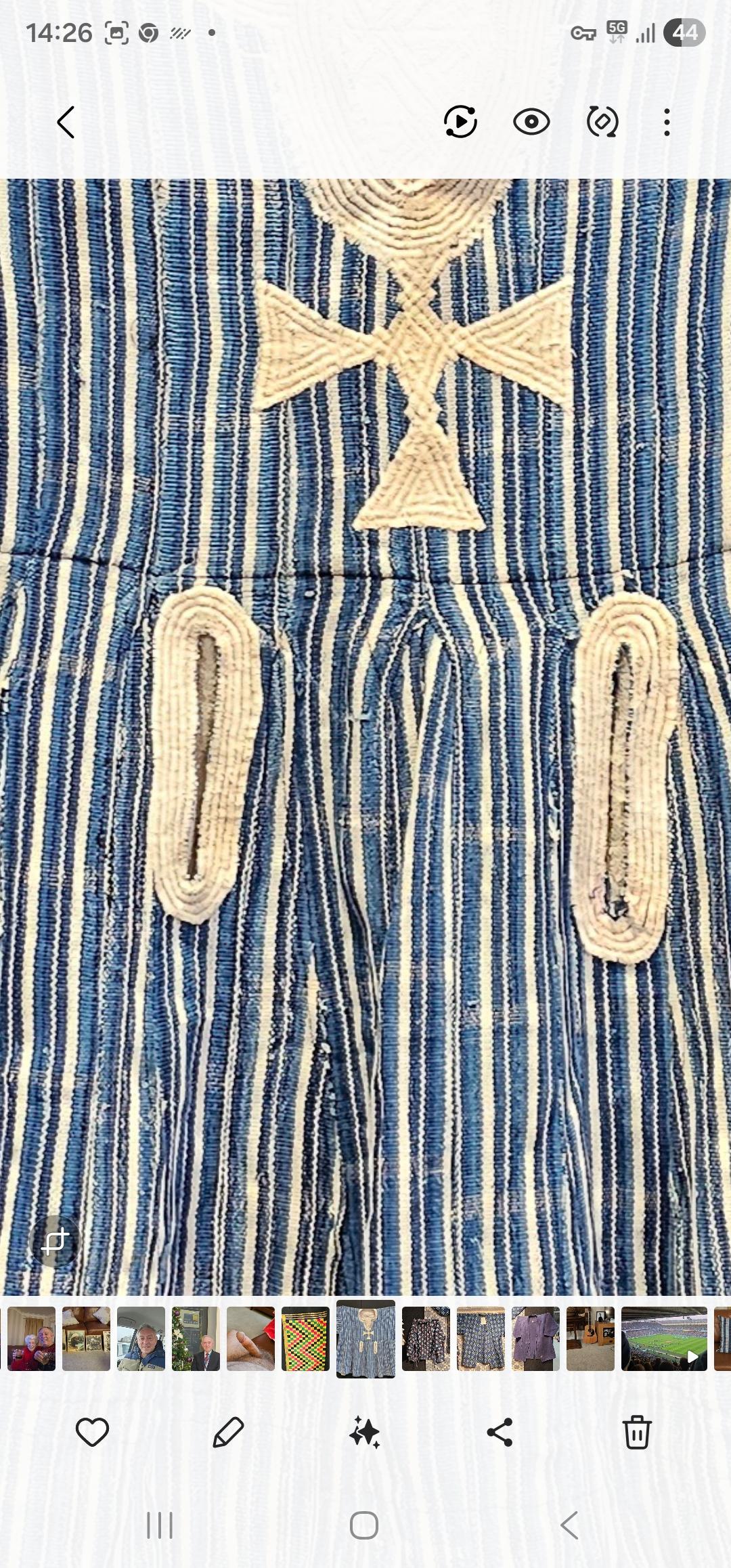 Il s'agit d'une très belle tunique de cavalier du peuple Hausa du Niger. Tissé à partir de coton filé à la main résistant à l'usure et de teintures indigo naturelles. Cette robe est portée par les cavaliers de la garde du chef. Chaque cavalier a son