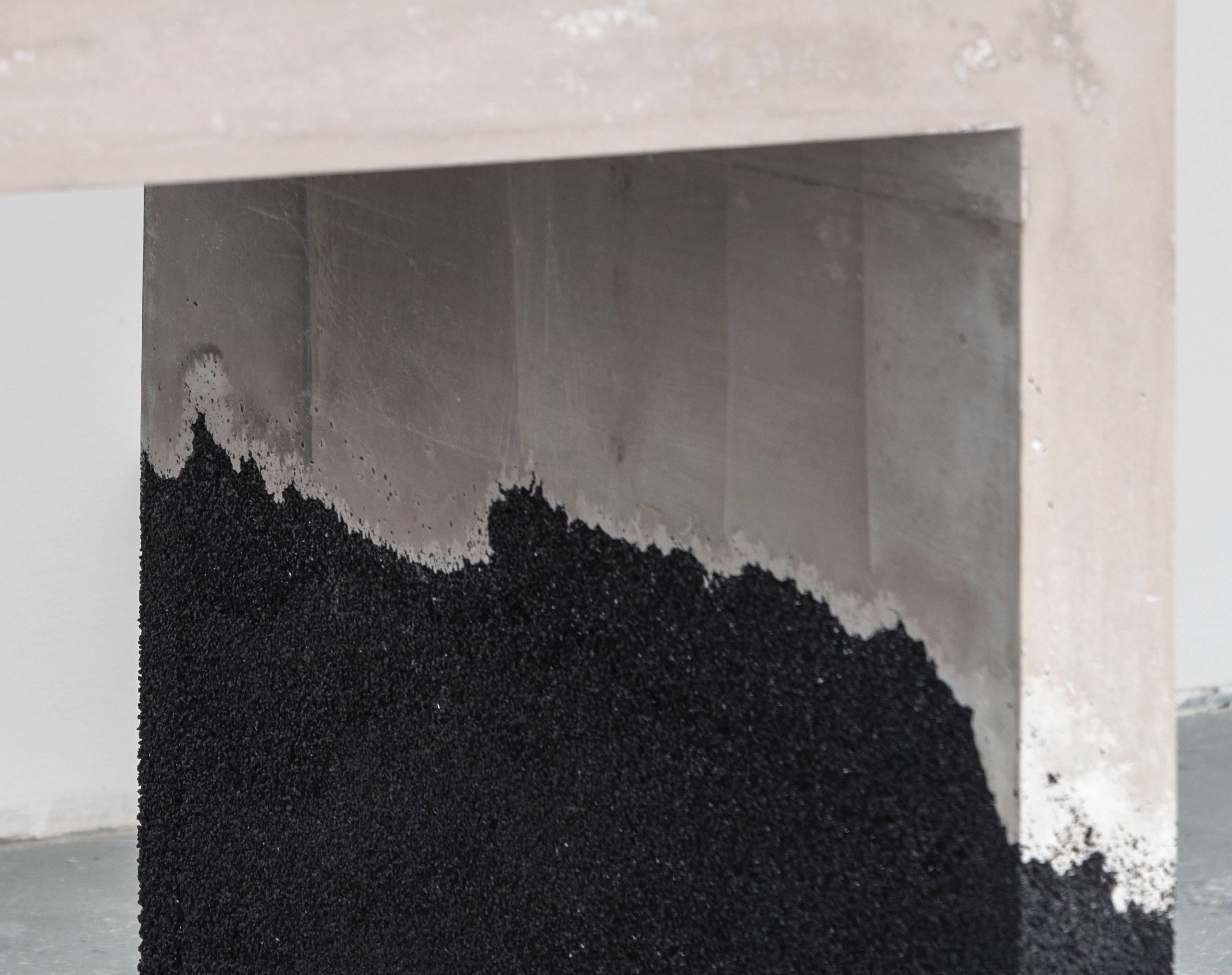 Hauser Beistelltisch, Rohzement und schwarzer Quarz von Fernando Mastrangelo (Zement) im Angebot