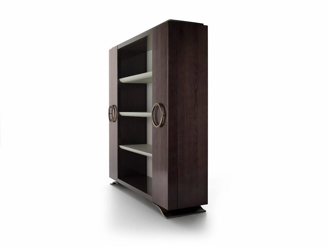 La vetrina Haussmann & Haussmann incarna un'eleganza senza tempo grazie al suo design raffinato e alla sua squisita fattura. Realizzato in legno di sicomoro, è disponibile con finitura opaca, satinata o lucida, per un'estetica sofisticata adatta a