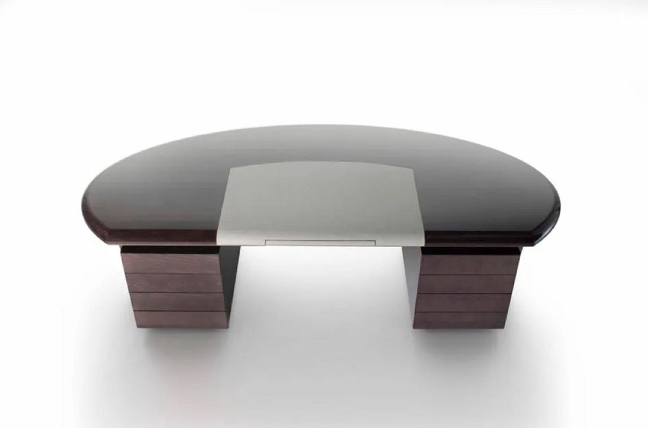 Oficina Haussmann de Hugues Chevalier
Una Interpretación Contemporánea de la Elegancia Art Decó

La Oficina Haussmann es un sofisticado homenaje a la época Art Déco, reimaginada con una sensibilidad moderna. Fabricado en madera barnizada -disponible
