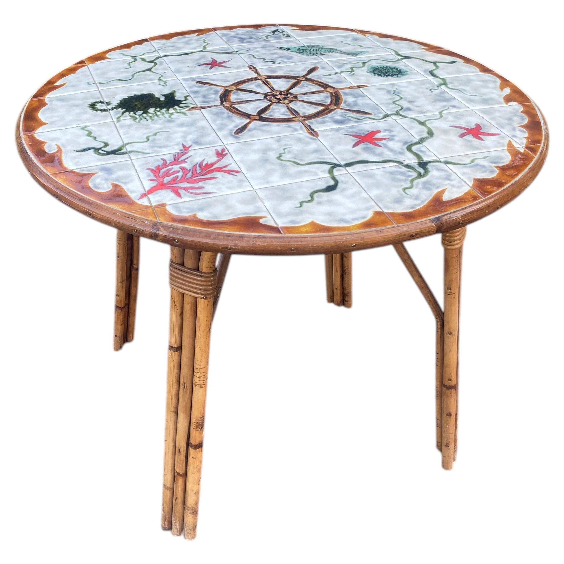 Mesita alta o mesa de bambú, con tablero de cerámica con motivos marineros, de alrededor de 1950 en venta