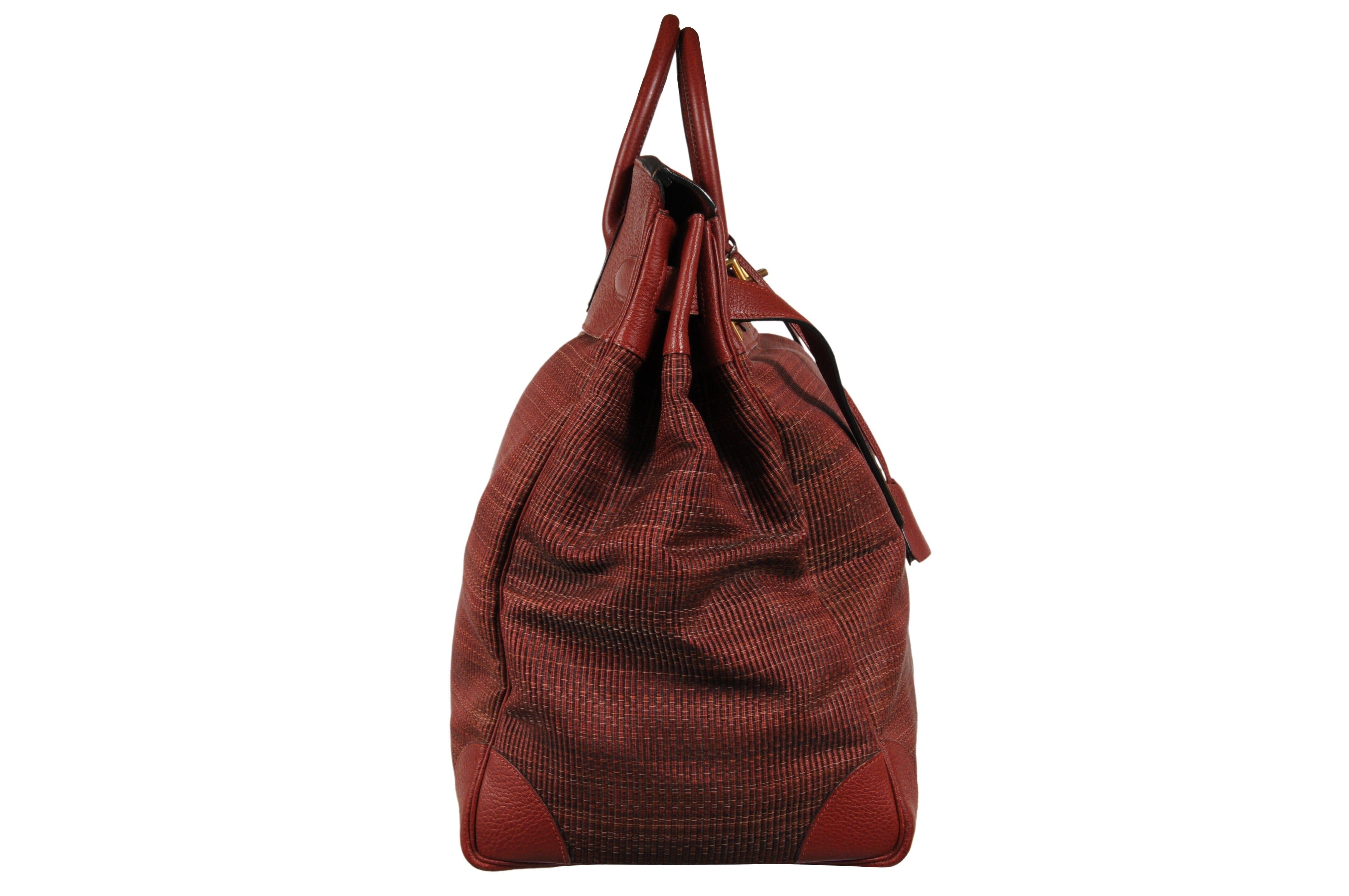 Haute A Courroies Hac 50 Red Rouge H Crinoline Buffalo  Duffle Travel Bag Vtg In Good Condition For Sale In North Miami, FL