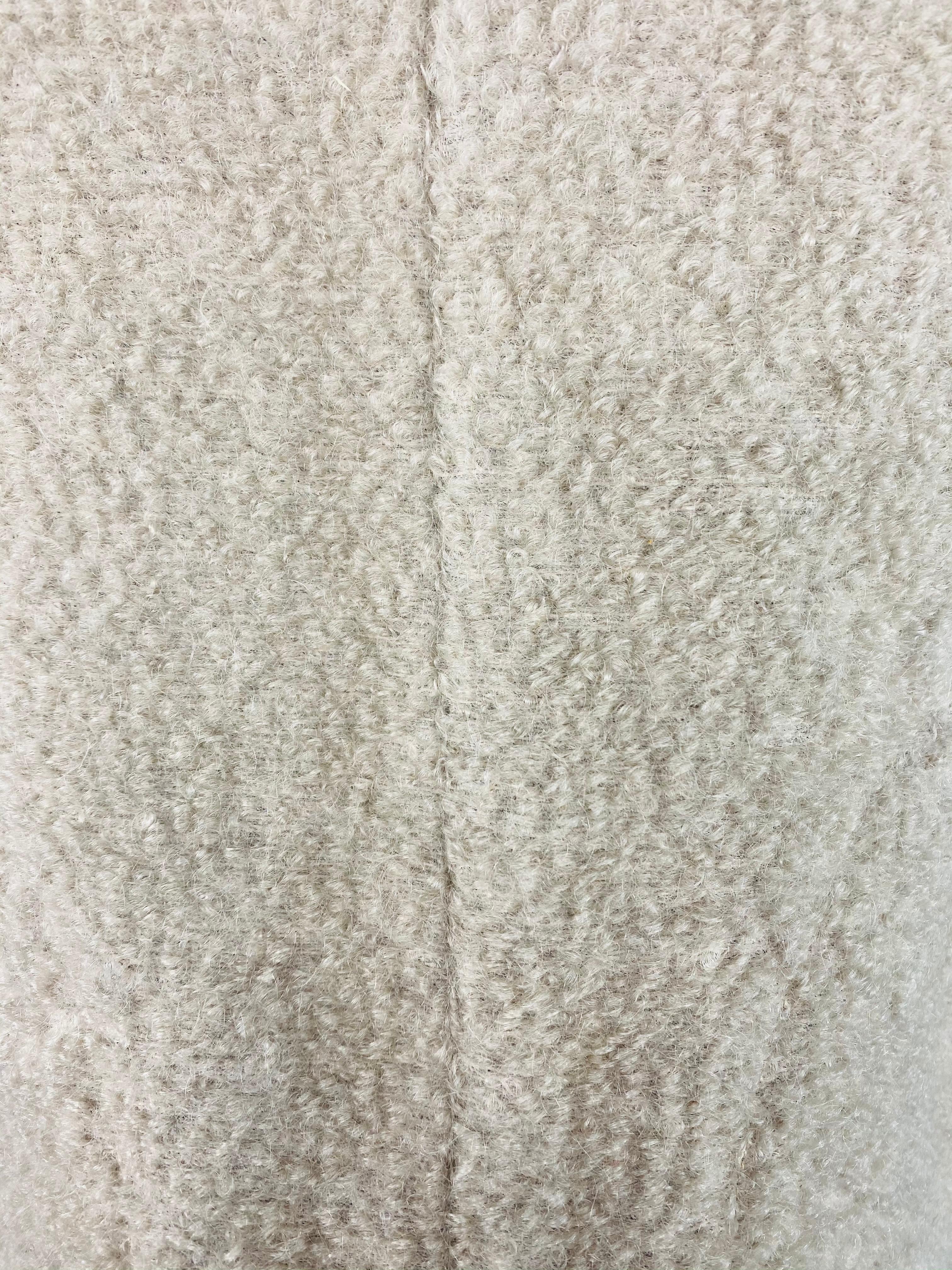 Haute Beige Kurzarm-Pullover-Top Poncho mit kurzen Ärmeln im Zustand „Hervorragend“ im Angebot in Beverly Hills, CA