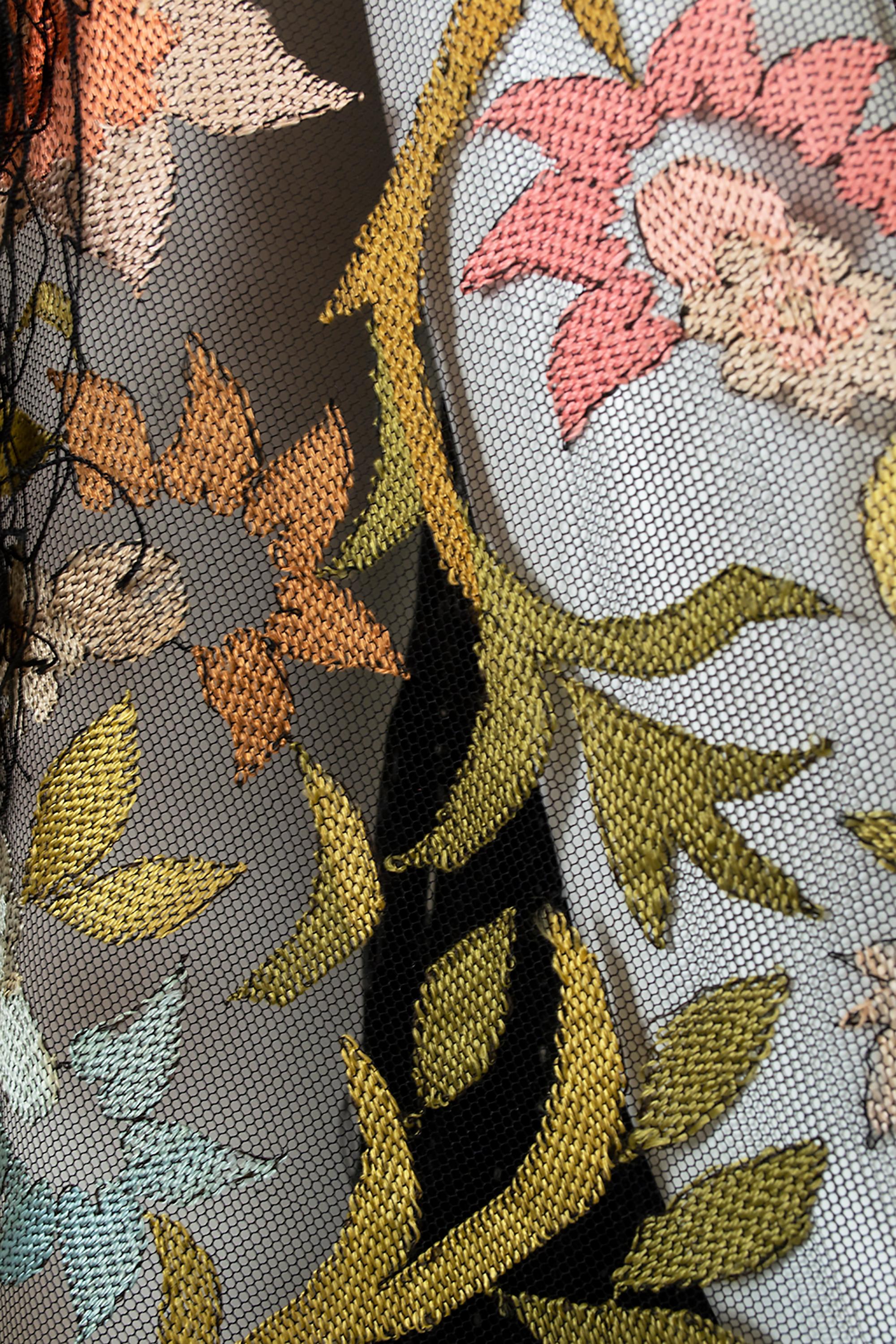 Scialle di seta ricamato nero Haute Couture con mantiglia e provenienza - 1900 in vendita 6