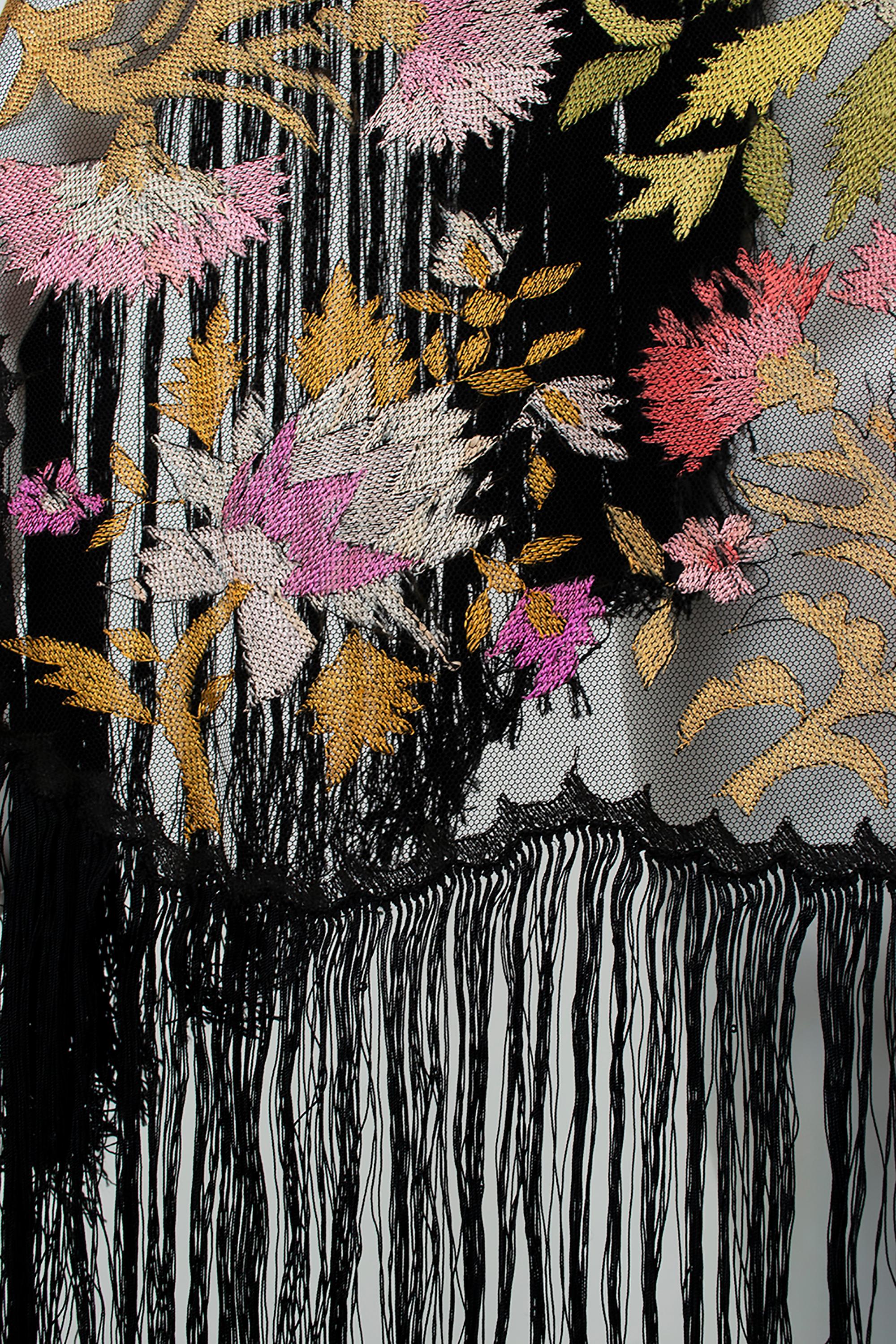 Scialle di seta ricamato nero Haute Couture con mantiglia e provenienza - 1900 in vendita 3