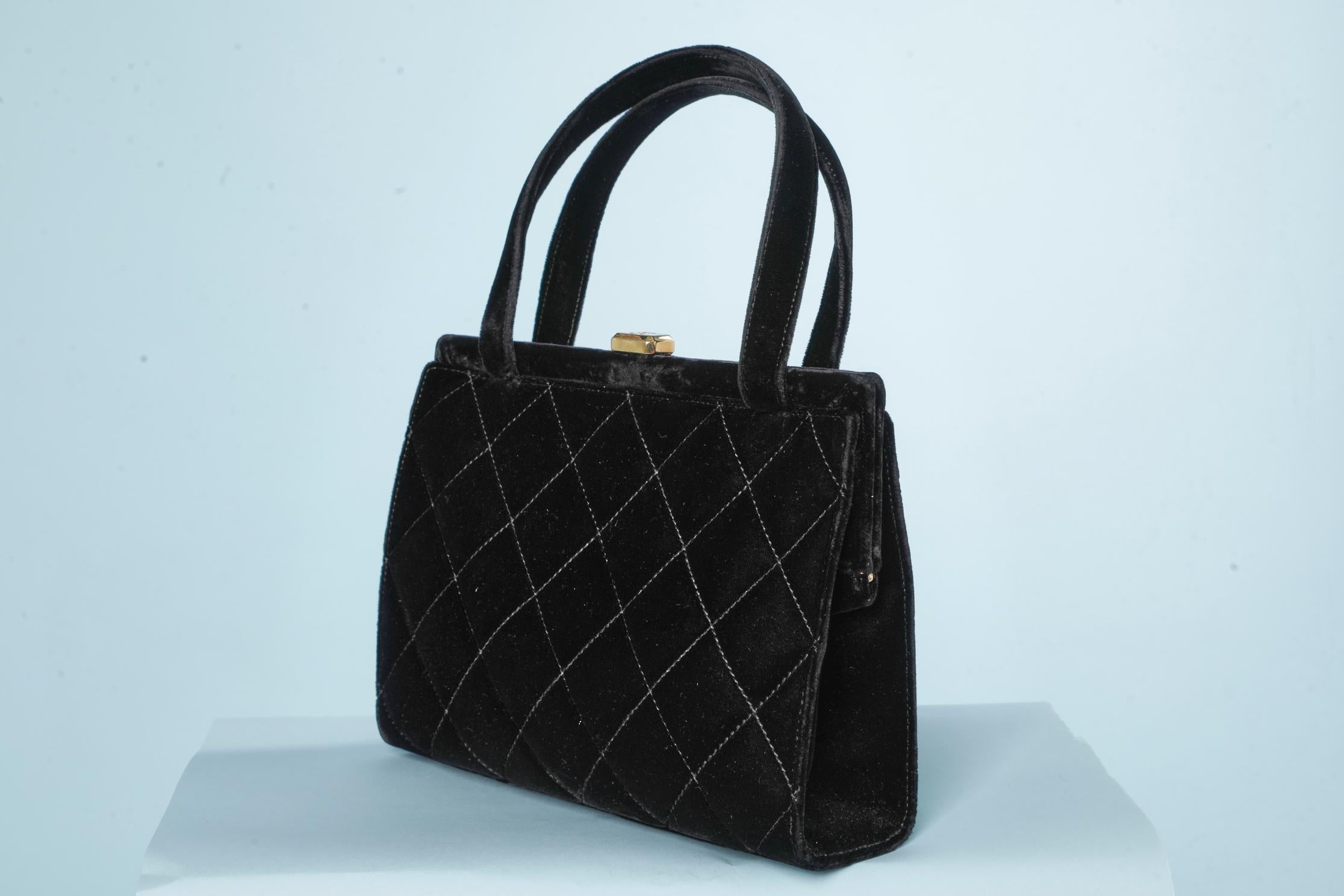 Haute-Couture black velvet Chanel bag 
Measures:
- width: 26 cm
- height: 21 cm
- depth: 5 cm