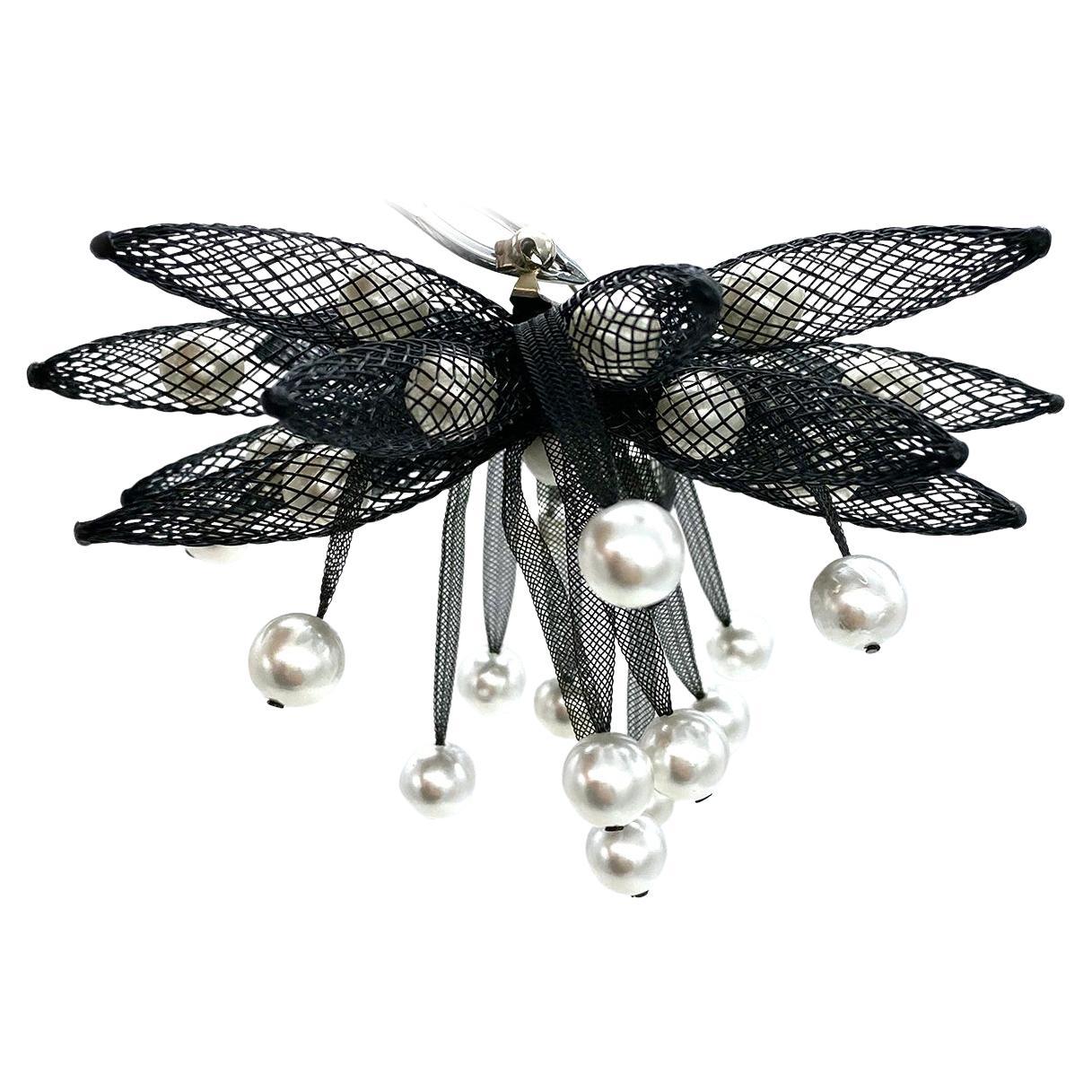 Il s'agit d'une grande broche pendante en maille perlée tridimensionnelle créée par la créatrice de bijoux Janete Zamboni à Rome. La maille tubulaire en nylon et les perles sont ses célèbres motifs de conception. Malheureusement, elle ne fabrique
