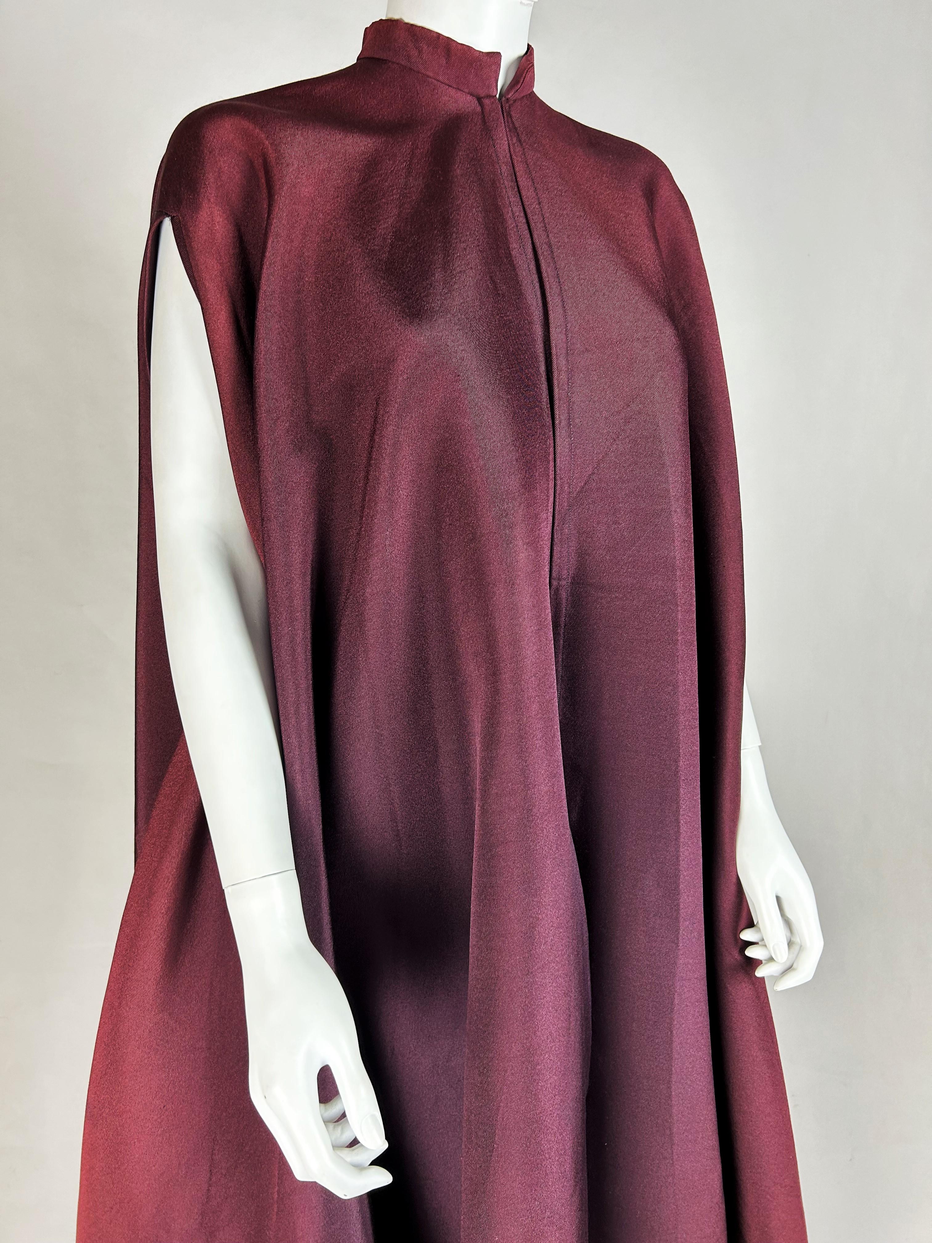 Noir Cape de défilé Haute Couture de Madame Grès numérotée 11633 Circa 1980 en vente
