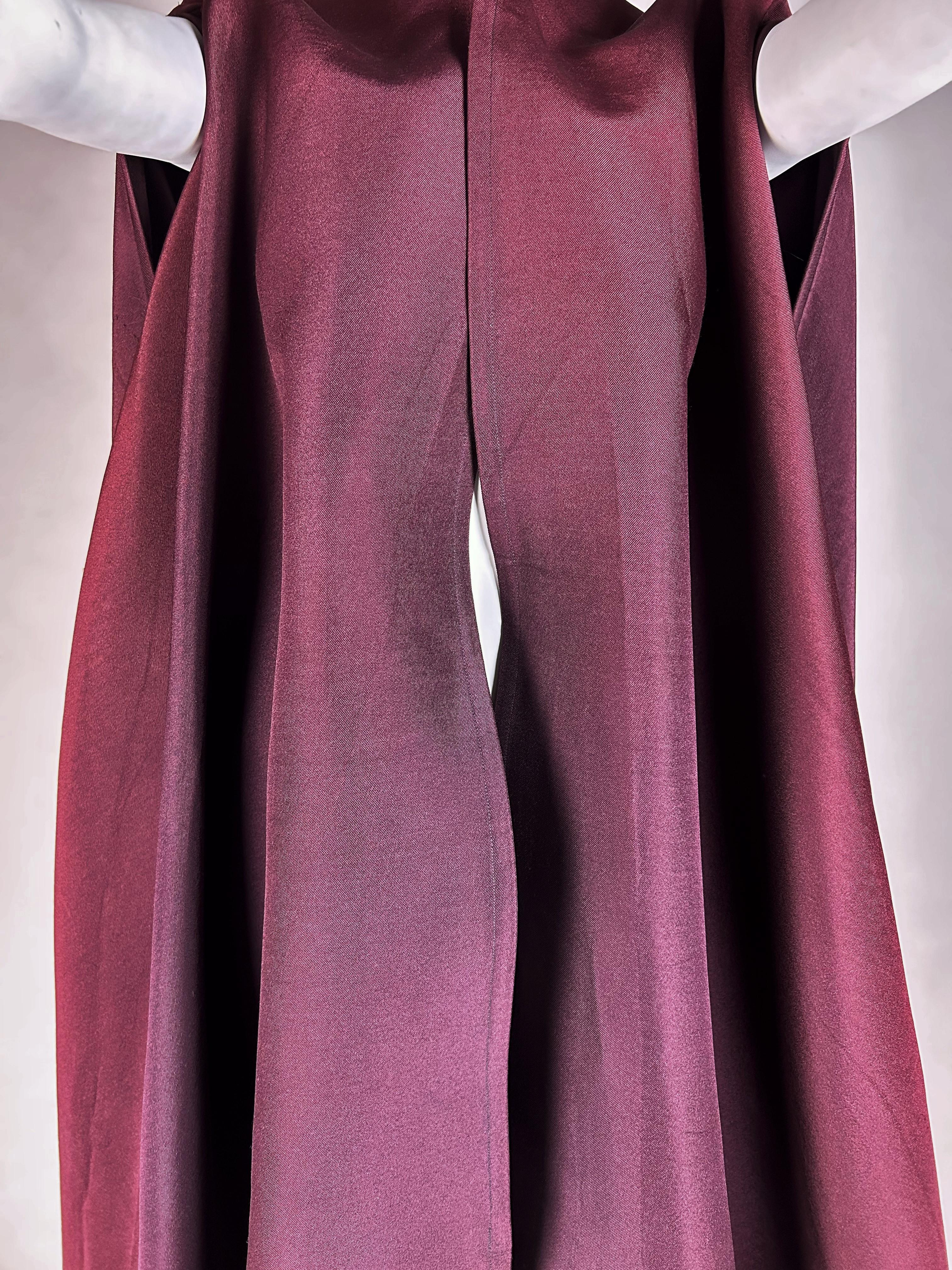 Haute Couture fashion show cape by Madame Grès numbered 11633 Circa 1980 In Good Condition For Sale In Toulon, FR
