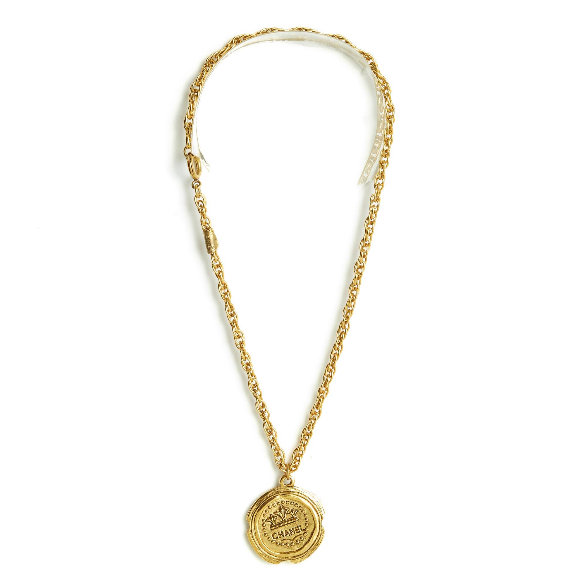 Chanel Haute Couture necklace in gold metal composed of a twisted mesh chain and a large medallion shaped with the motif of a 