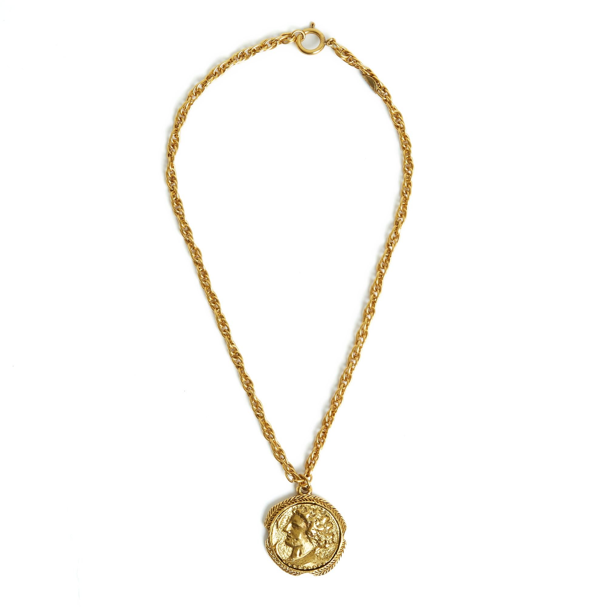 Haute Couture golden Ancient medallion In Excellent Condition For Sale In PARIS, FR