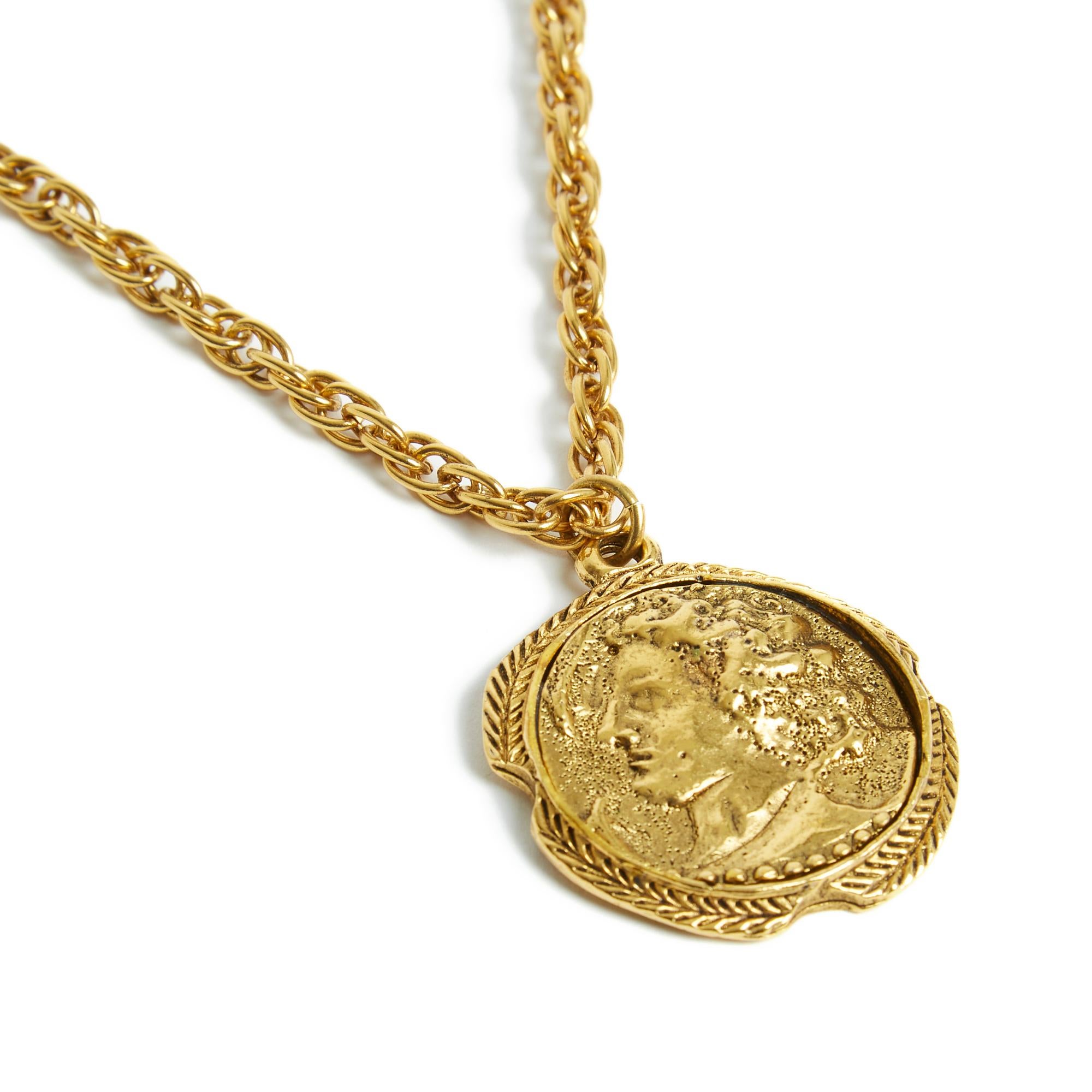 Women's or Men's Haute Couture golden Ancient medallion For Sale