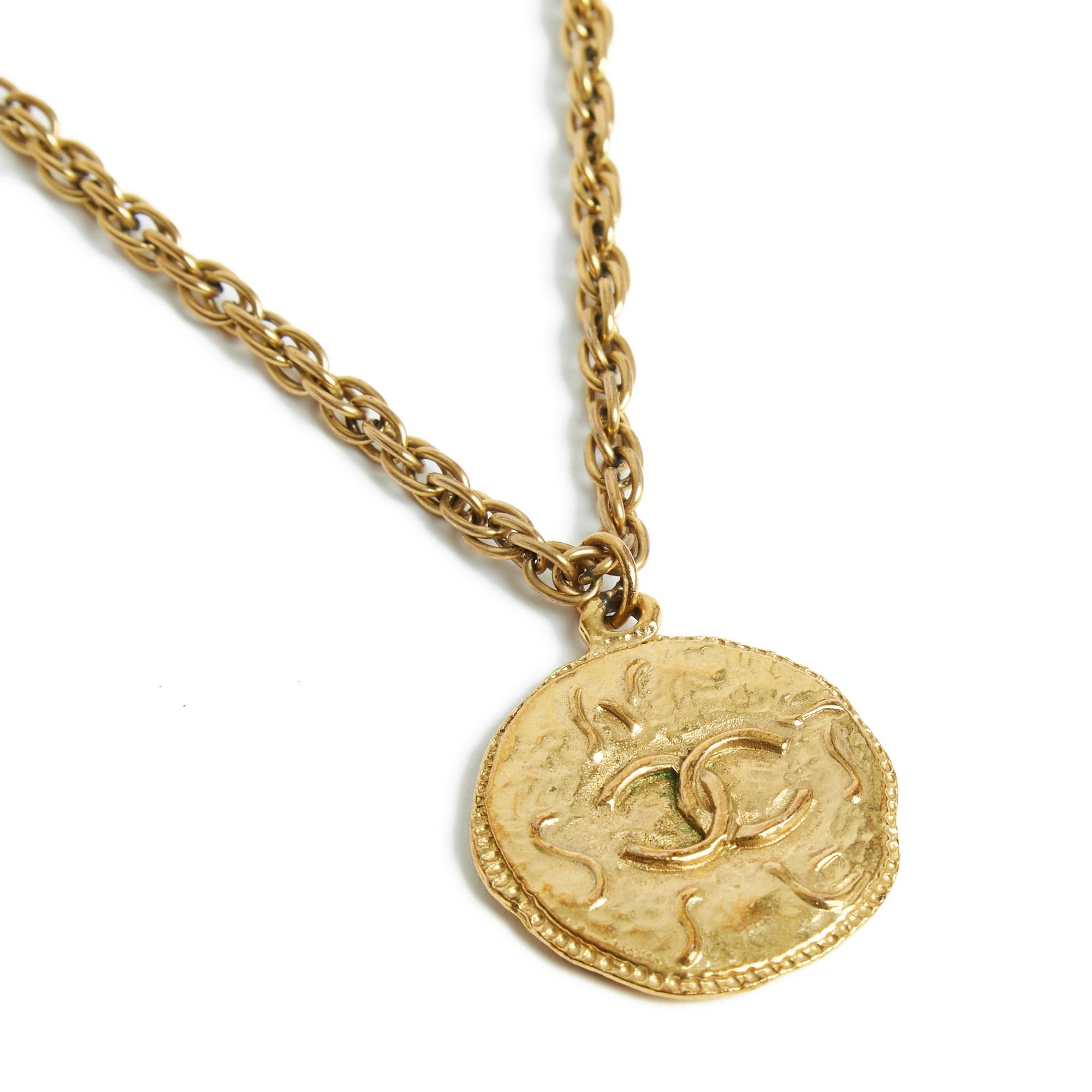 Haute Couture golden CC medallion In Excellent Condition For Sale In PARIS, FR