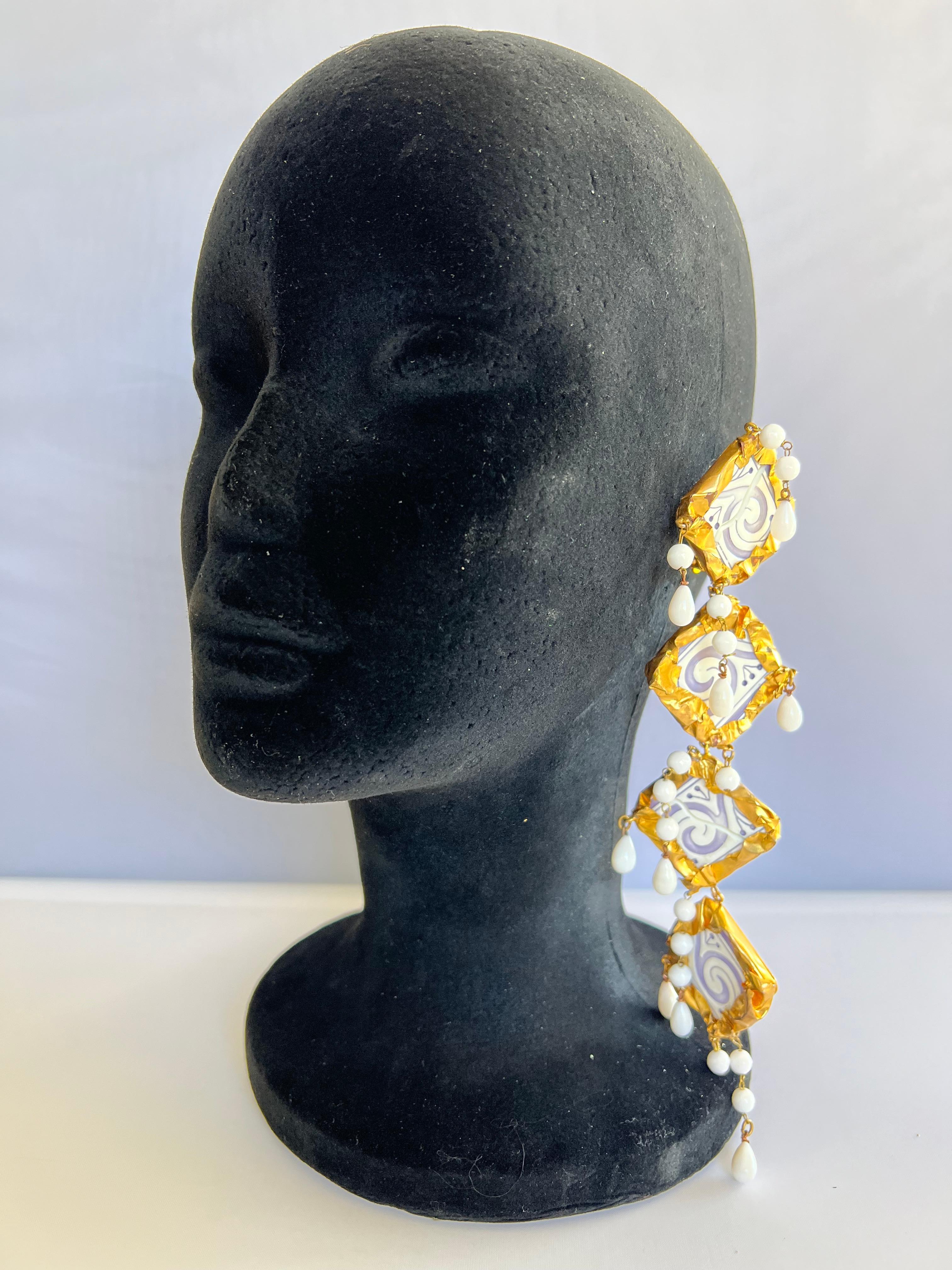 Spectaculaires boucles d'oreilles clip-on haute couture vintage Guy Laroche - en métal doré, porcelaine et perles de verre blanc. 