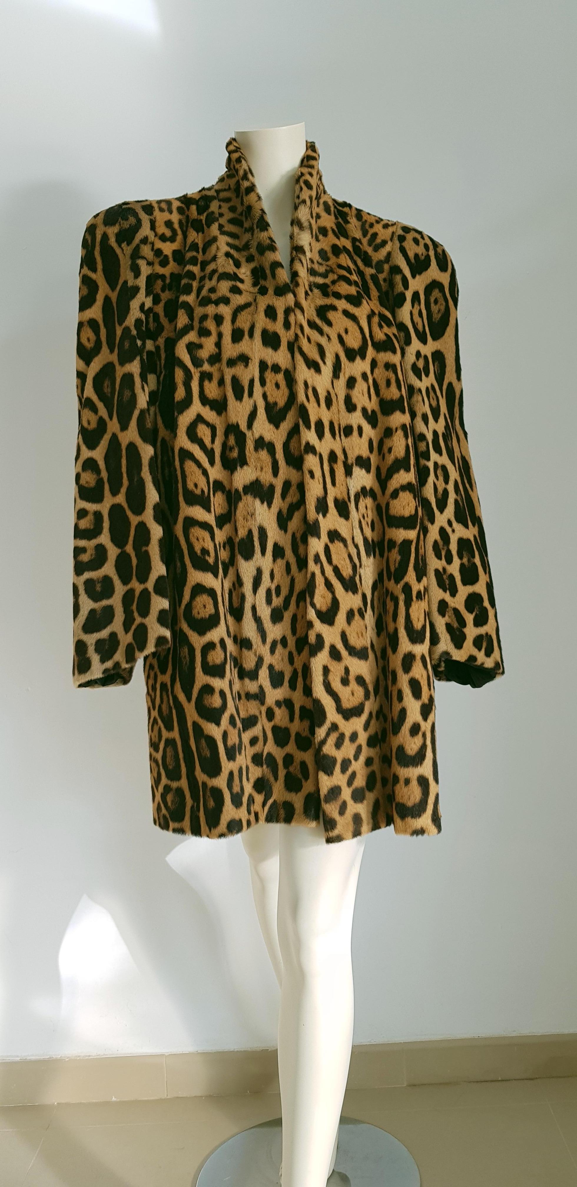 Haute Couture Manfriani Florence rare wild jaguar fur vintage coat. Pre-Ban. Black silk lined. Professionally stored - Unworn 

SIZE: equivalent to about Small Medium Large, please review approx measurements as follows in cm: lenght 97, shoulder