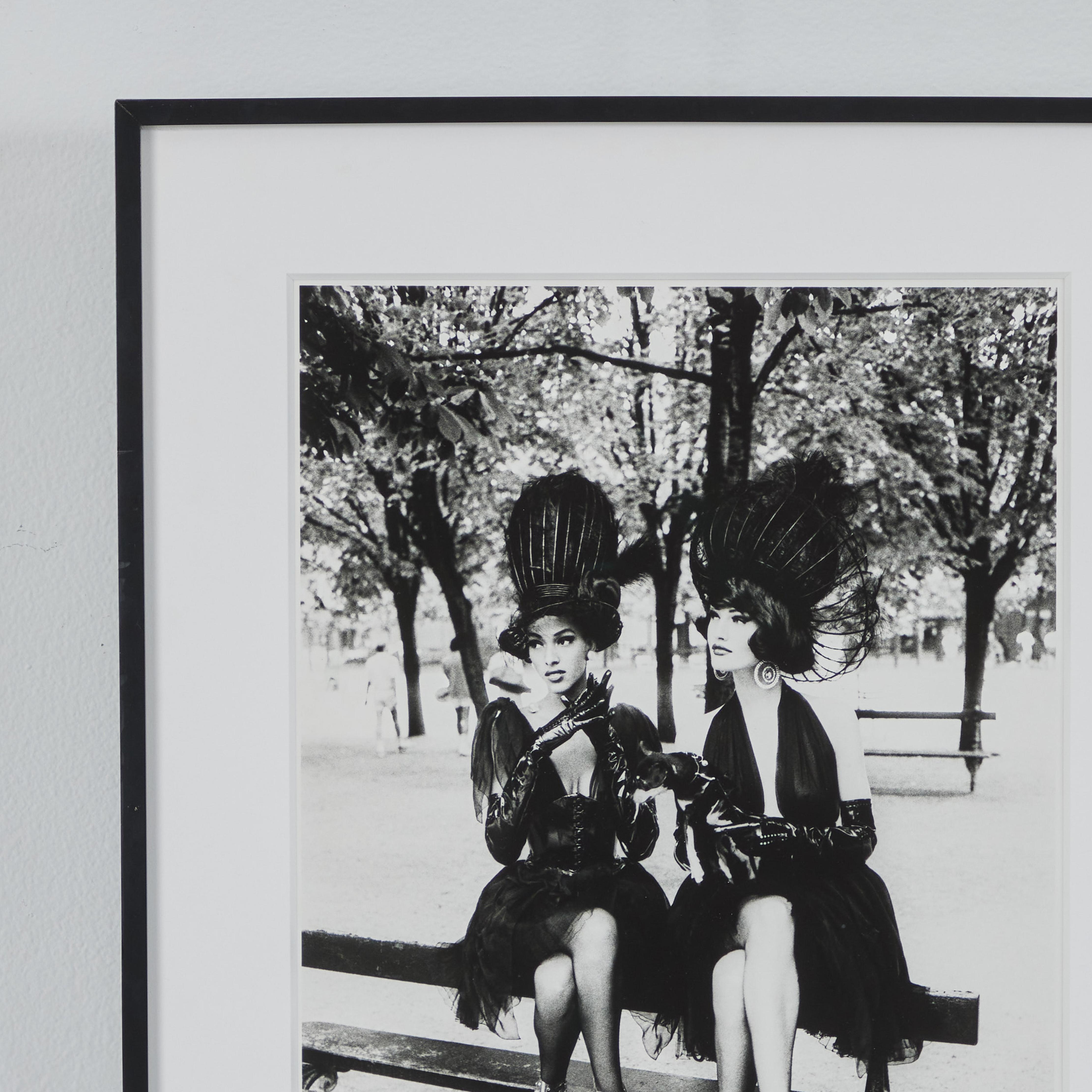 Questa favolosa fotografia è stata scattata da Ellen von Unwerth, nota fotografa tedesca. È stato girato su un set cinematografico nel 1991. La foto ritrae due donne, sul set di un film,  con cappelli e abiti tipo Follie, sedute sullo schienale di