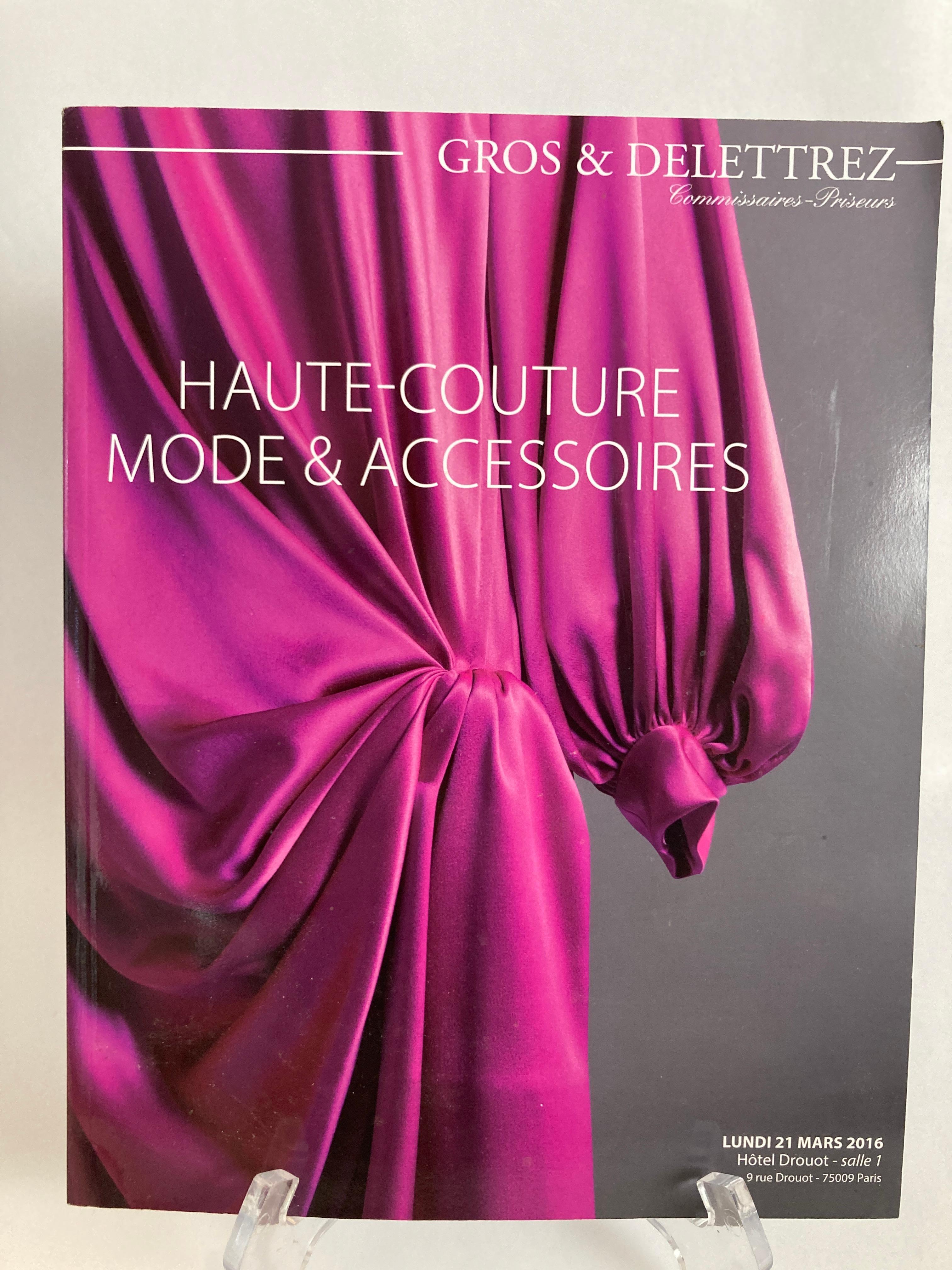 Pariser Haute Couture Auktionskatalog 2016 Herausgegeben von Gros & Delettrez,
Haute Couture Mode und Accessoires Paris Auktionskatalog 2016.
Veröffentlicht von Gros & Delettrez, 2016.
Titel: Haute Couture Mode und Accessoires Paris Auktionskatalog