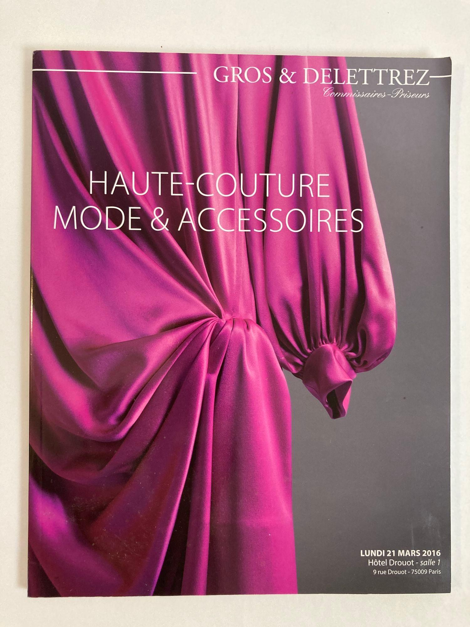 Postmoderne Catalogue des ventes aux enchères de la Haute Couture Paris 2016 publié par Gros & Delettrez en vente