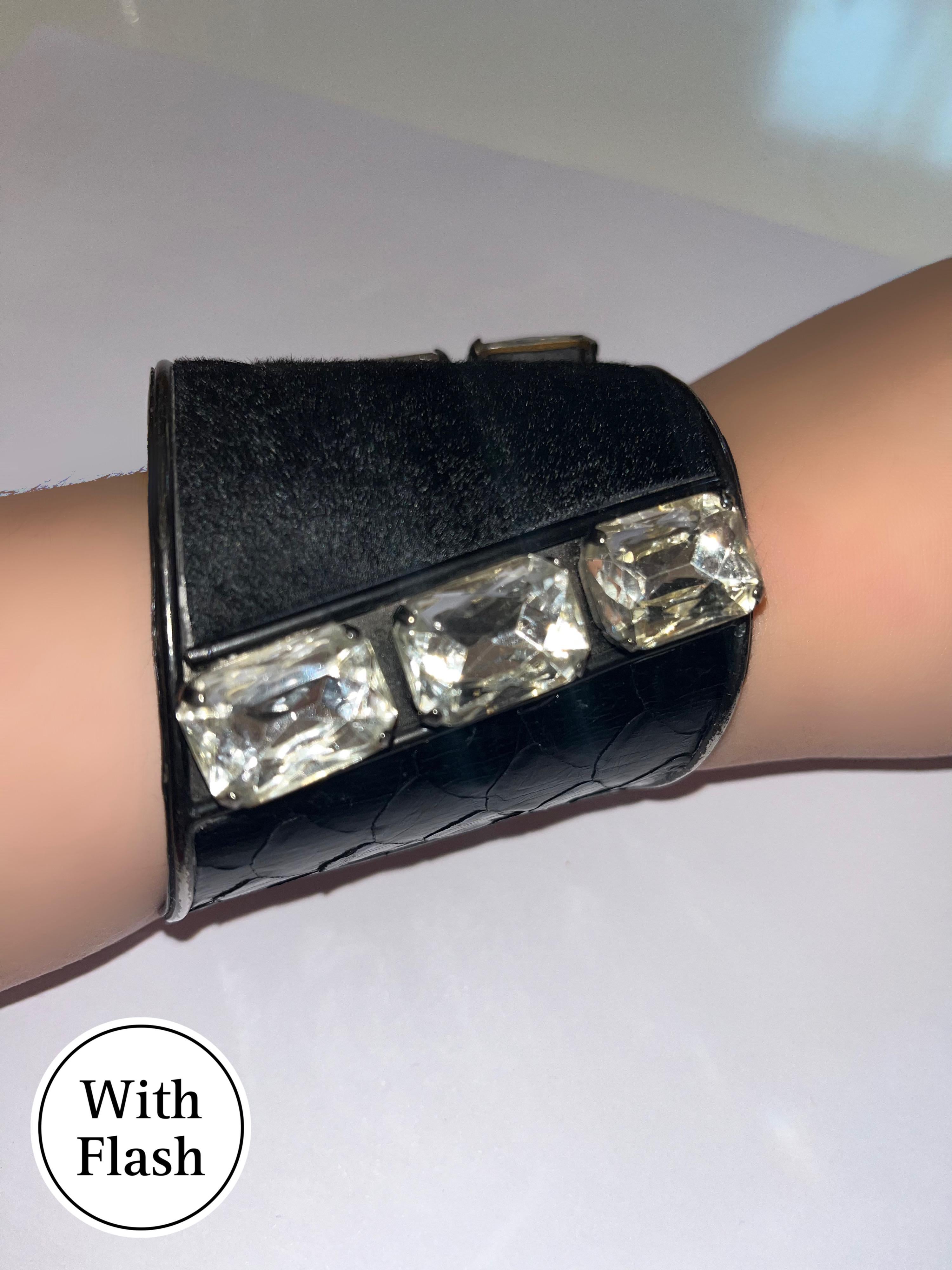 Taille cabochon Manchette haute couture YVES SAINT LAURENT en vente