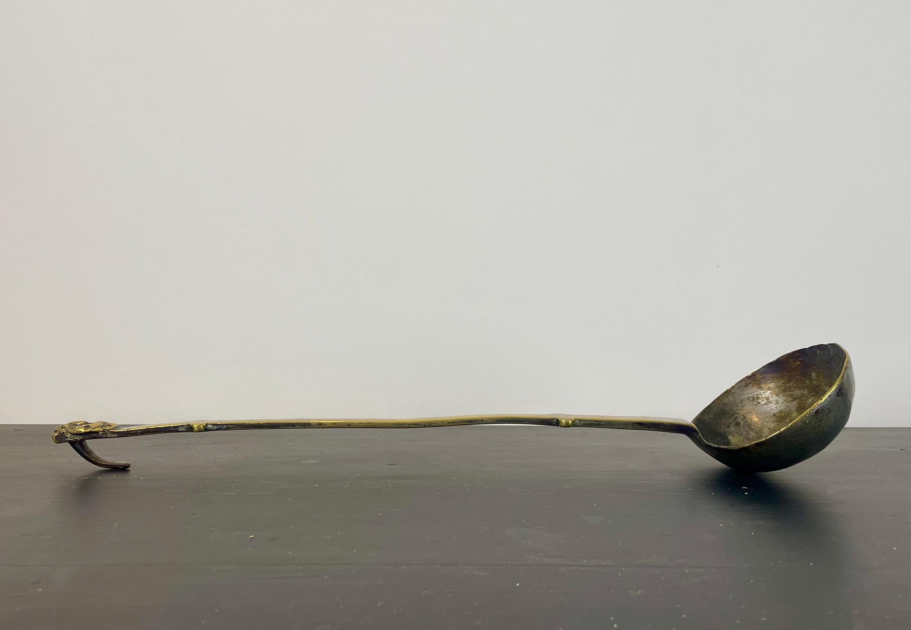 Haute Epoque bronze ladle - 17th century - France For Sale 5