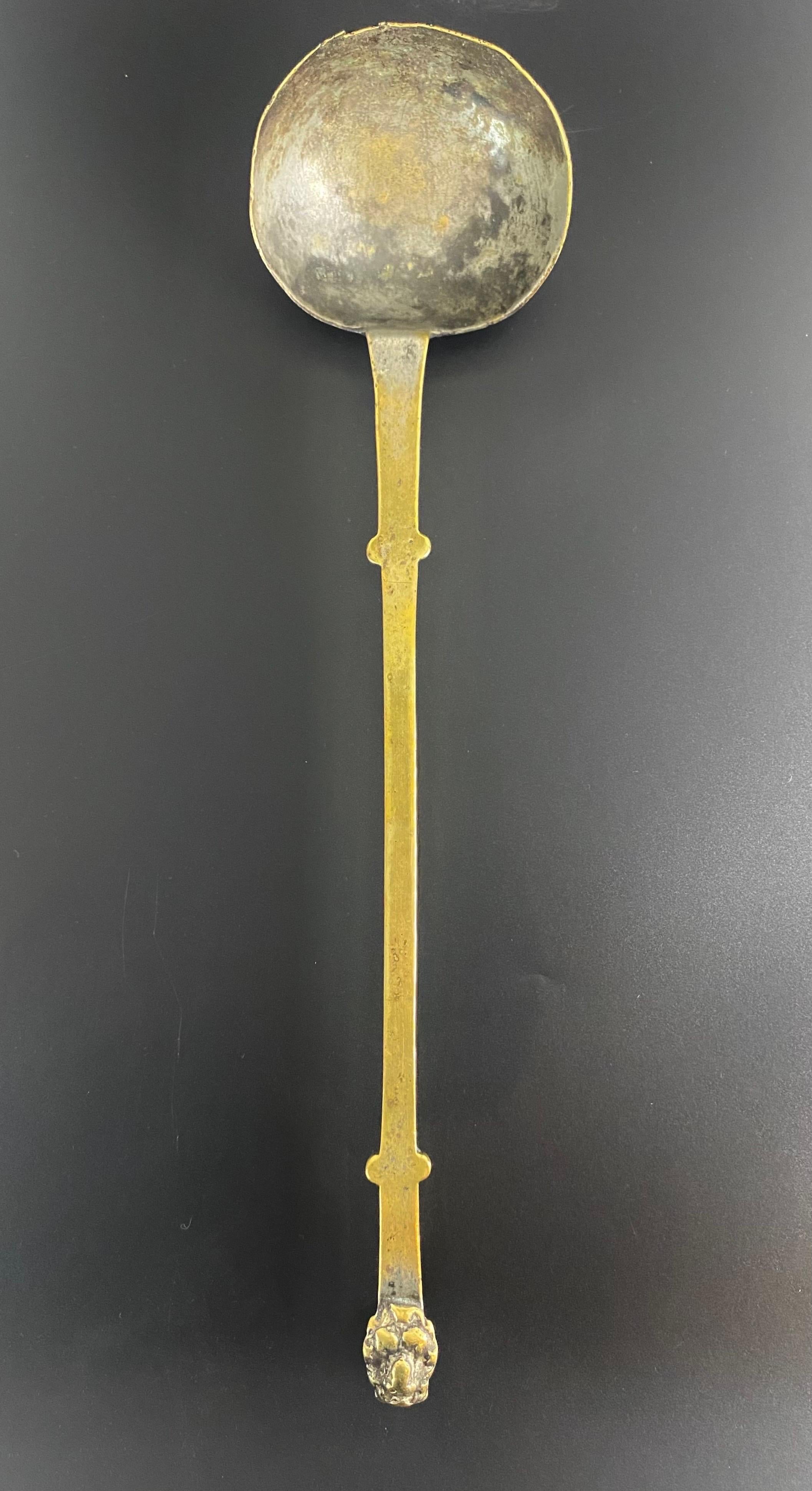 Haute Epoque bronze ladle - 17th century - France For Sale 2