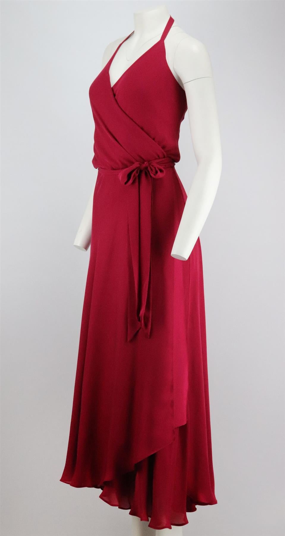 Questo abito di Haute Hippie ha un effetto avvolgente con una cravatta intorno alla vita che lo stringe, tagliato in un fucsia brillante su seta elegantemente stratificata in una maxi silhouette stile cavezza. Seta rosa. Si indossa con una sciarpa.