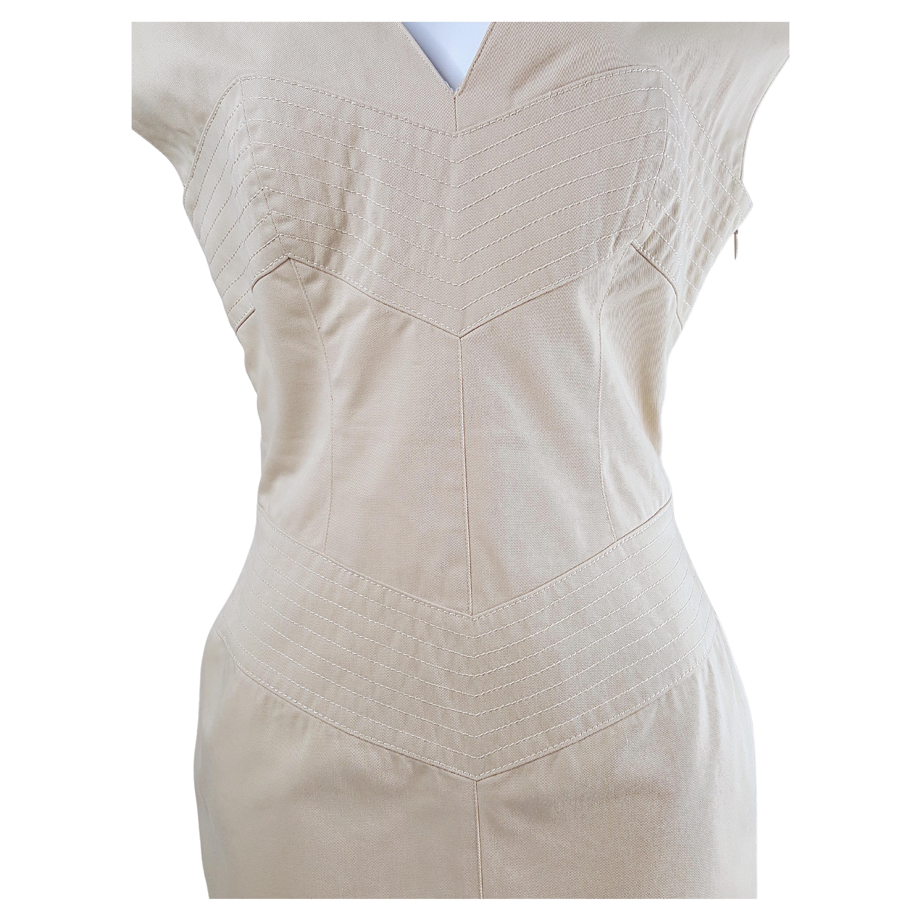 Dans les années 1990, le Français Thierry Mugler a conçu cette robe de cocktail haute-couture, étiquetée et numérotée, de style corset à empiècements en zigzag en denim écru 100 % coton, entièrement doublée de soie écrue 100 %. Elle convient au
