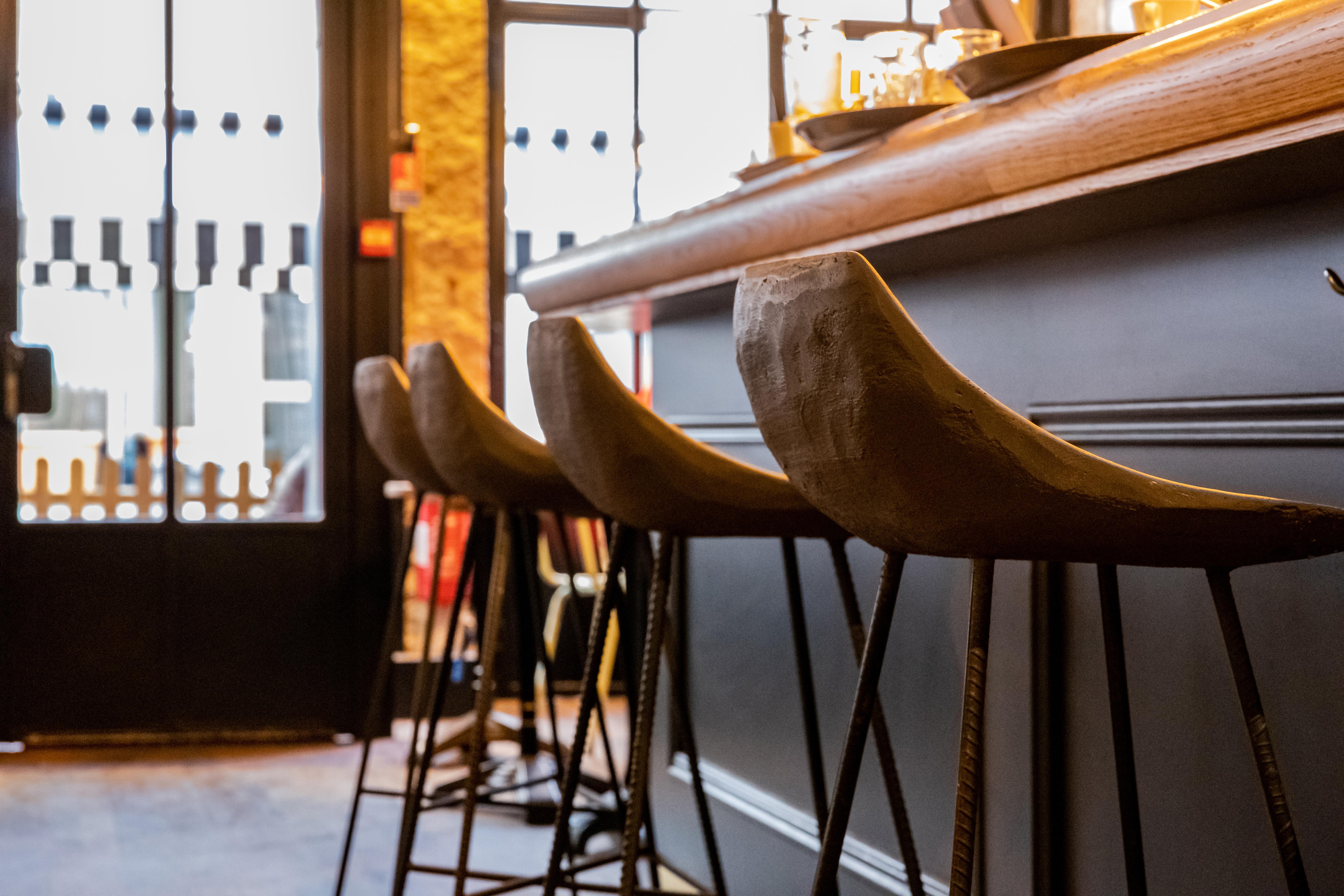What gives a pub at least 80% of its style? Its bar and bar stools.
Designed by Henri Lavallard­ Boget, the concrete Hauteville bar stool sets a tone, imposes style.
The curvature of the seatback provides full lumbar support, which barflies and