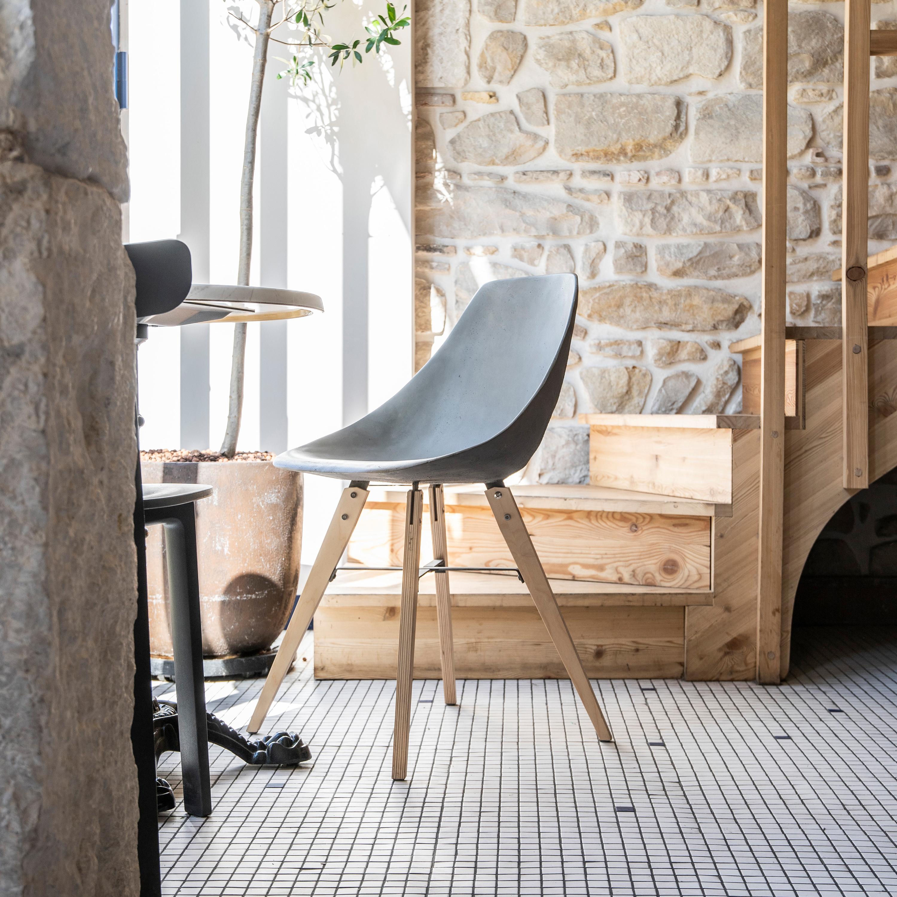 This version of our concrete Hauteville chair has a wooden base for a warmer look. The balance between brutalism and elegance remains. The legs are made of heavy­duty birch plywood.
The concrete seat perfectly cradles the curves of your body. It's