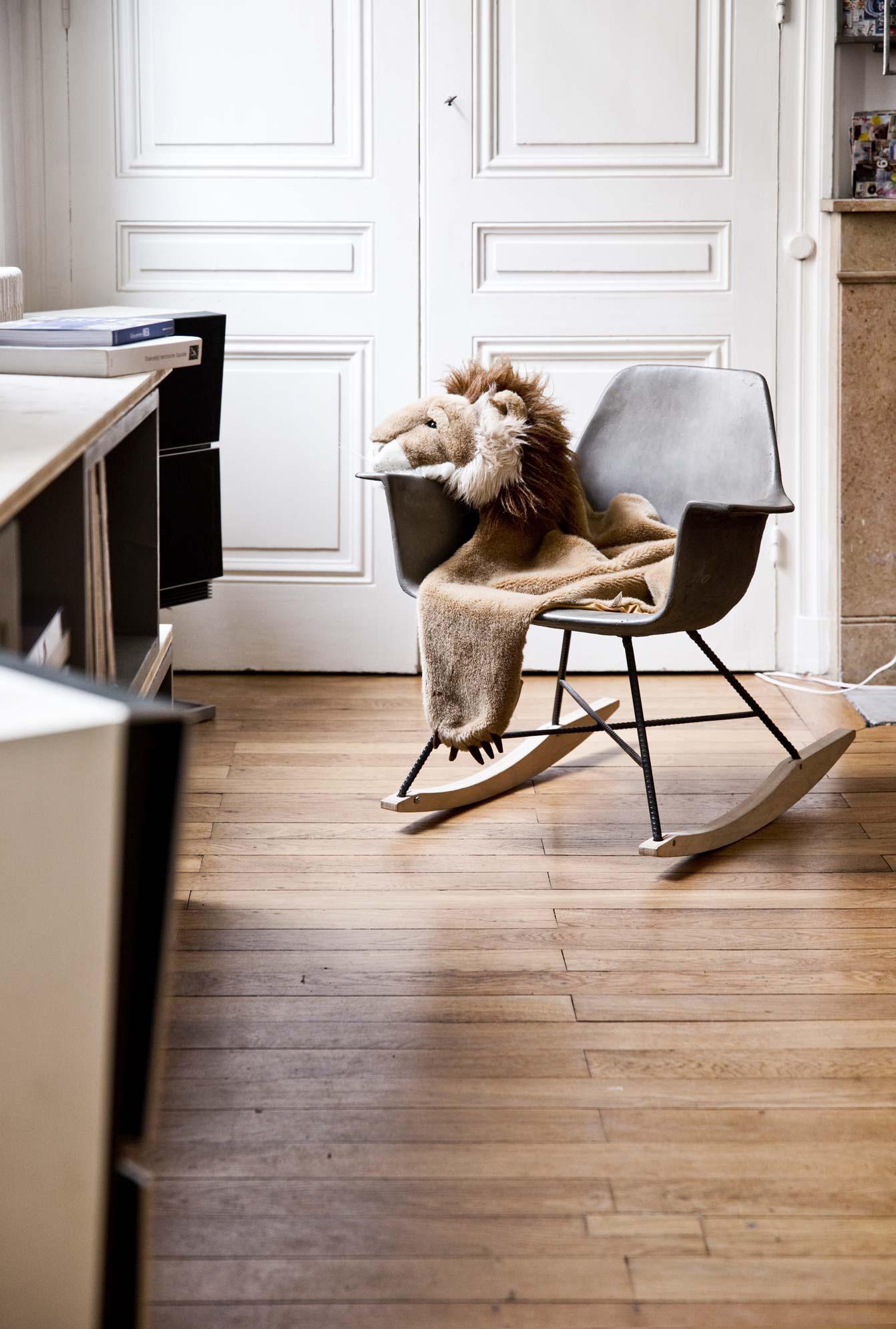 La chaise à bascule Concrete HAUTEVILLE, conçue par Henri Lavallard Boget pour Lyon Béton, s'inspire du design iconique du milieu du siècle dernier avec une touche de modernité. Construite avec une coque en béton, des pieds en fer à béton et des