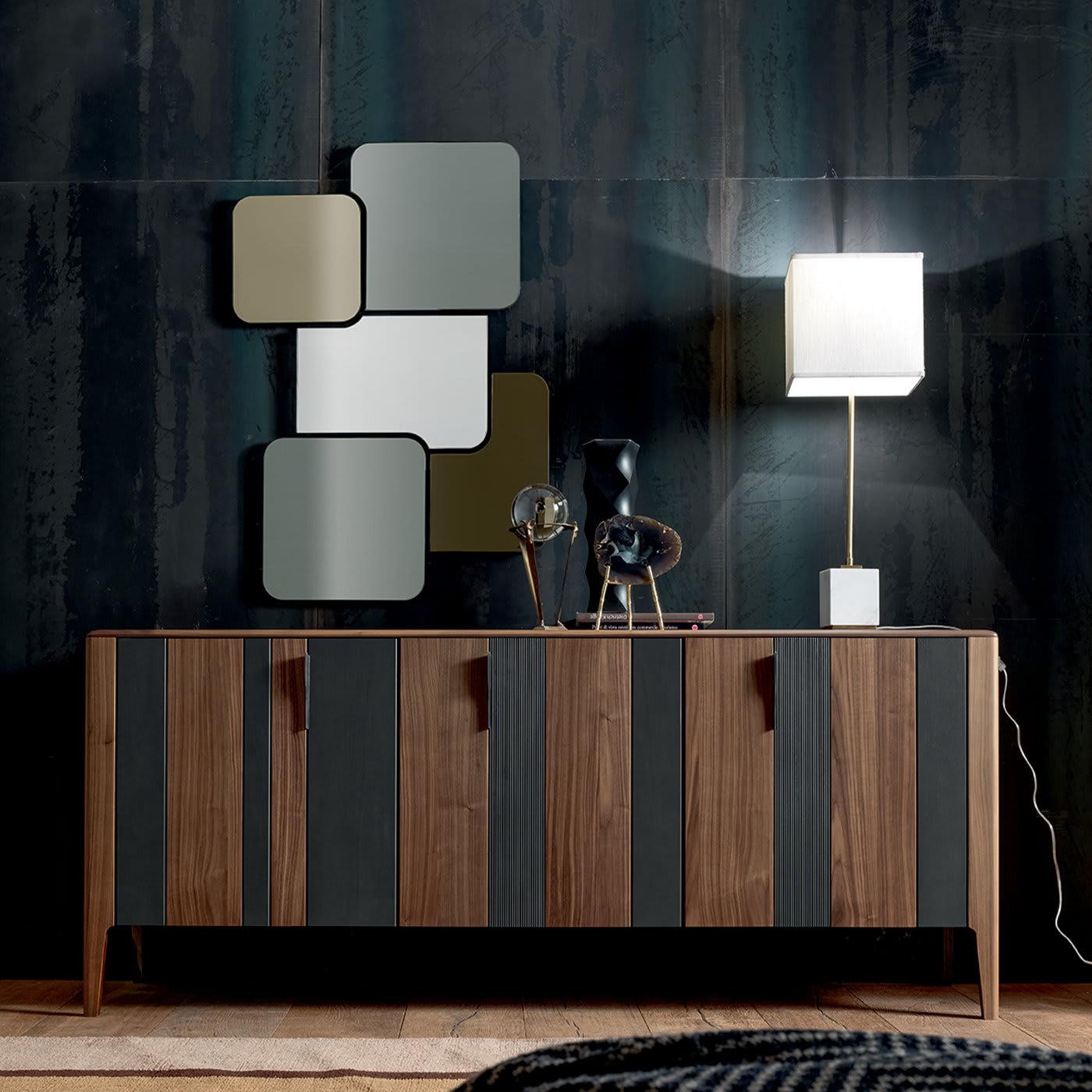 Mélange contemporain de chaleur et de fraîcheur, cette version de la crédence Domino de Modo10 est réalisée en noyer Canaletto avec des finitions anthracite et gun metal. Composée de trois armoires, chacune avec des rayures verticales, la crédence