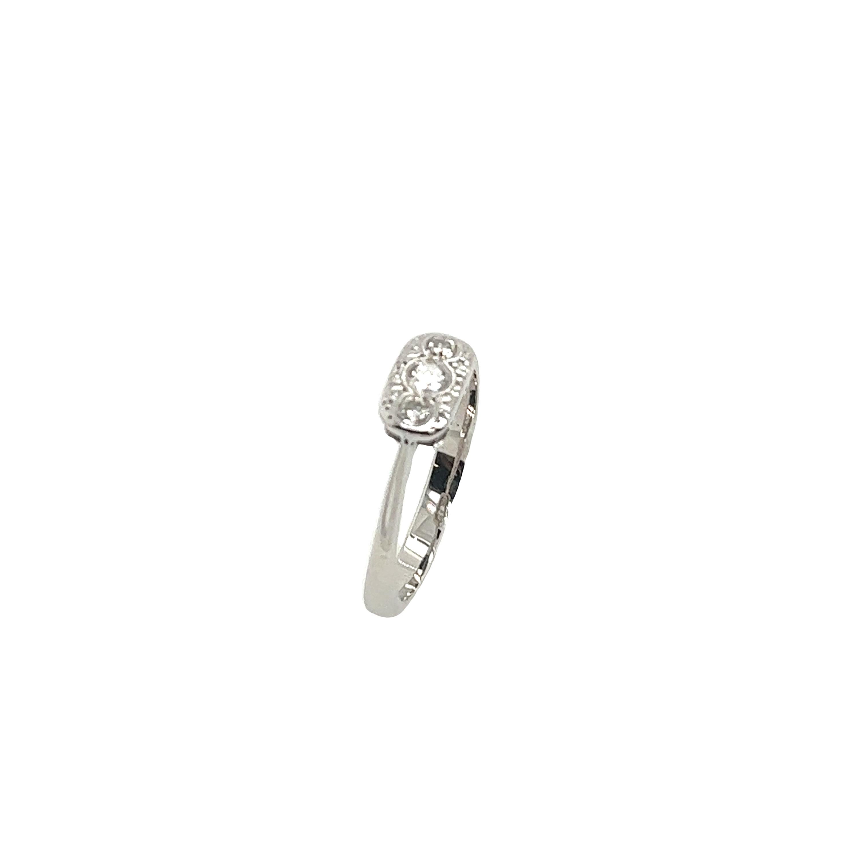 Ein eleganter Diamantring im Vintage-Stil, gebraucht, 
besetzt mit 3 runden natürlichen Diamanten im Altschliff
in Platinfassung.
Gesamtgewicht der Diamanten: 0,10ct
Farbe des Diamanten: H
Diamant Reinheit: SI1
Breite des Bandes: 2.55mm
Breite des