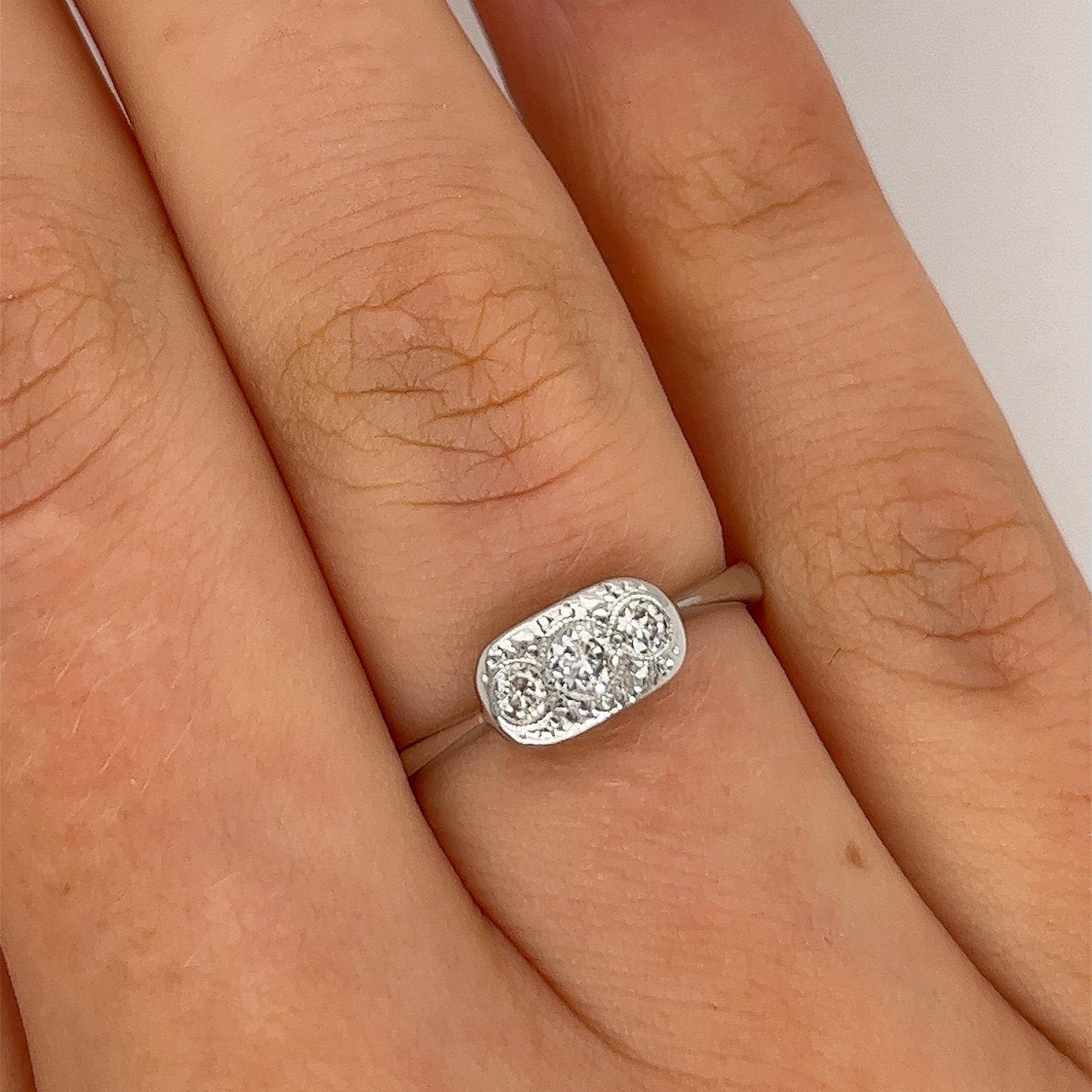 Platin & 18ct  3-Stein-Diamant-Kleidring mit 0,10 Karat Diamanten im Altschliff im Zustand „Hervorragend“ im Angebot in London, GB