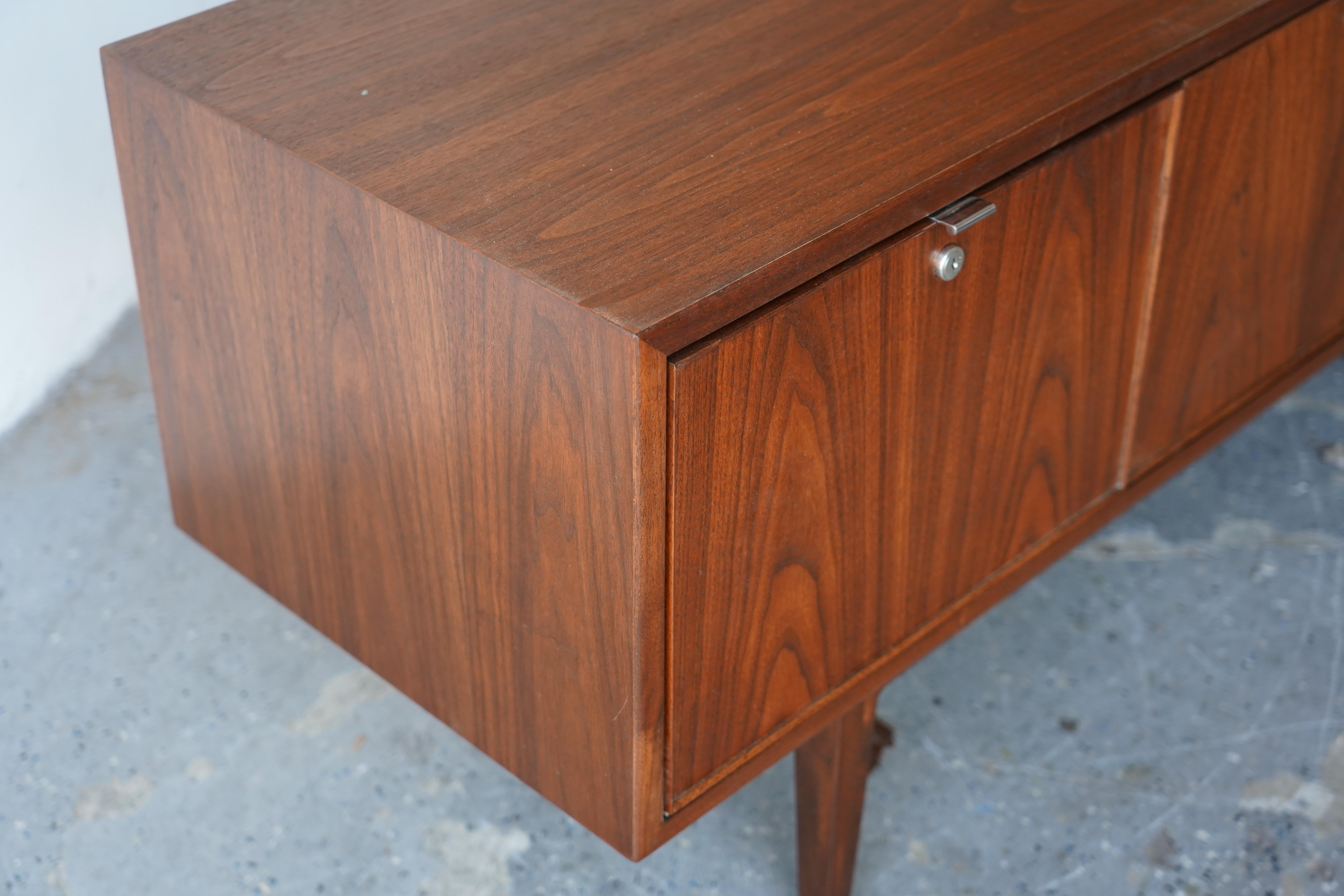 Mid Century Modern Stow Davis low media Credenza 3