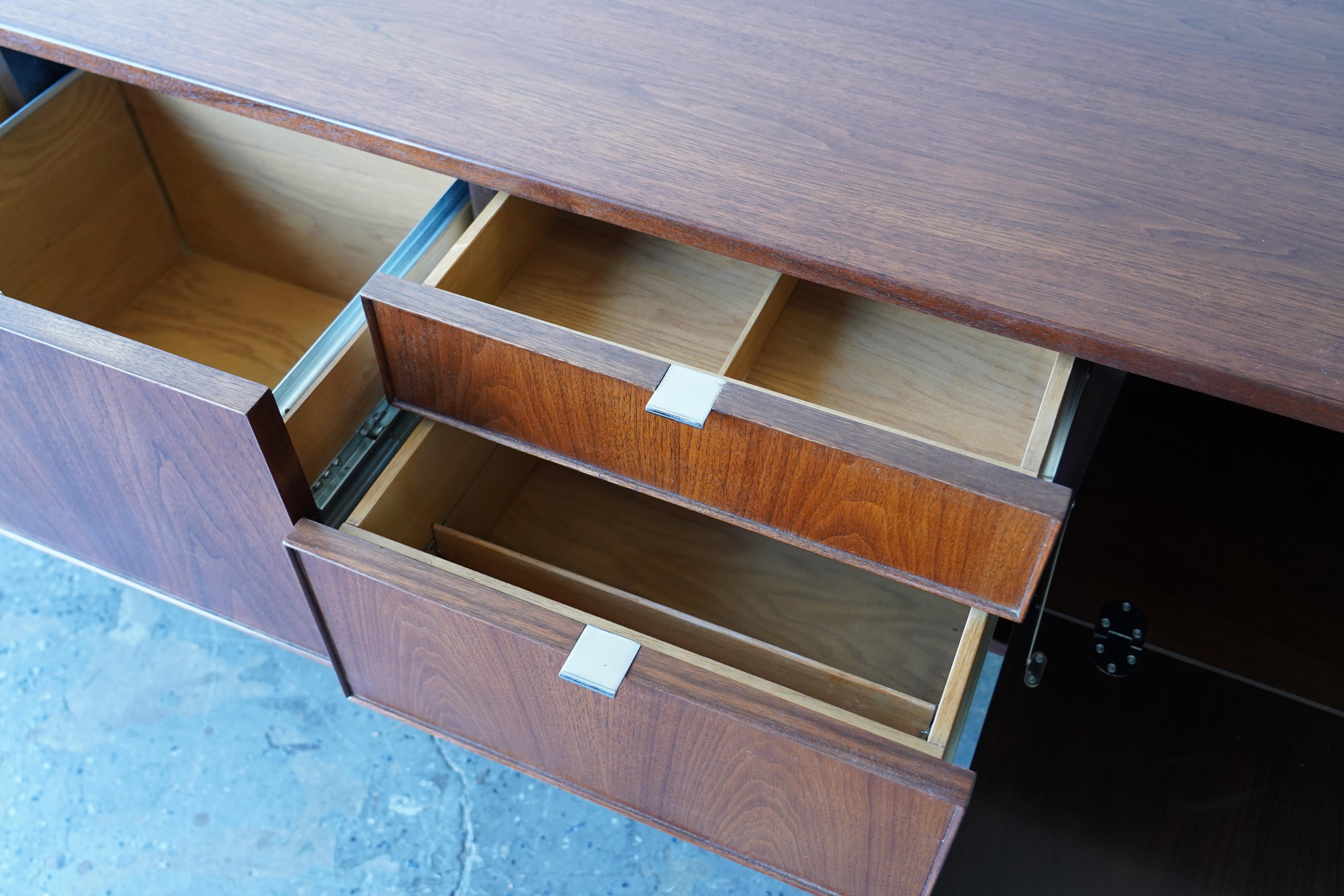 Mid Century Modern Stow Davis low media Credenza In Good Condition In Las Vegas, NV