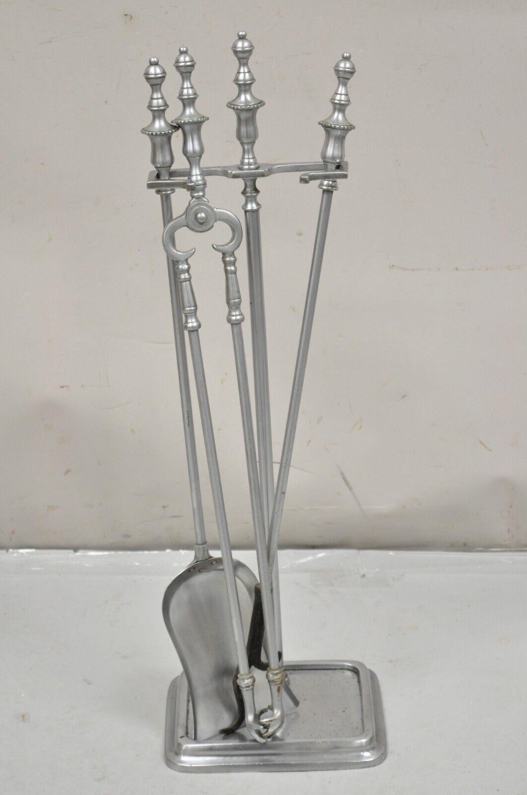 Vintage Silver Pewter Metal Federal Style Urn Finial Fireplace Tool Set - 4 Pc Set. L'article présenté comprend 3 outils et 1 support, finition étain, très bel ensemble vintage. Circa Mid 20th Century. Dimensions : 30,5