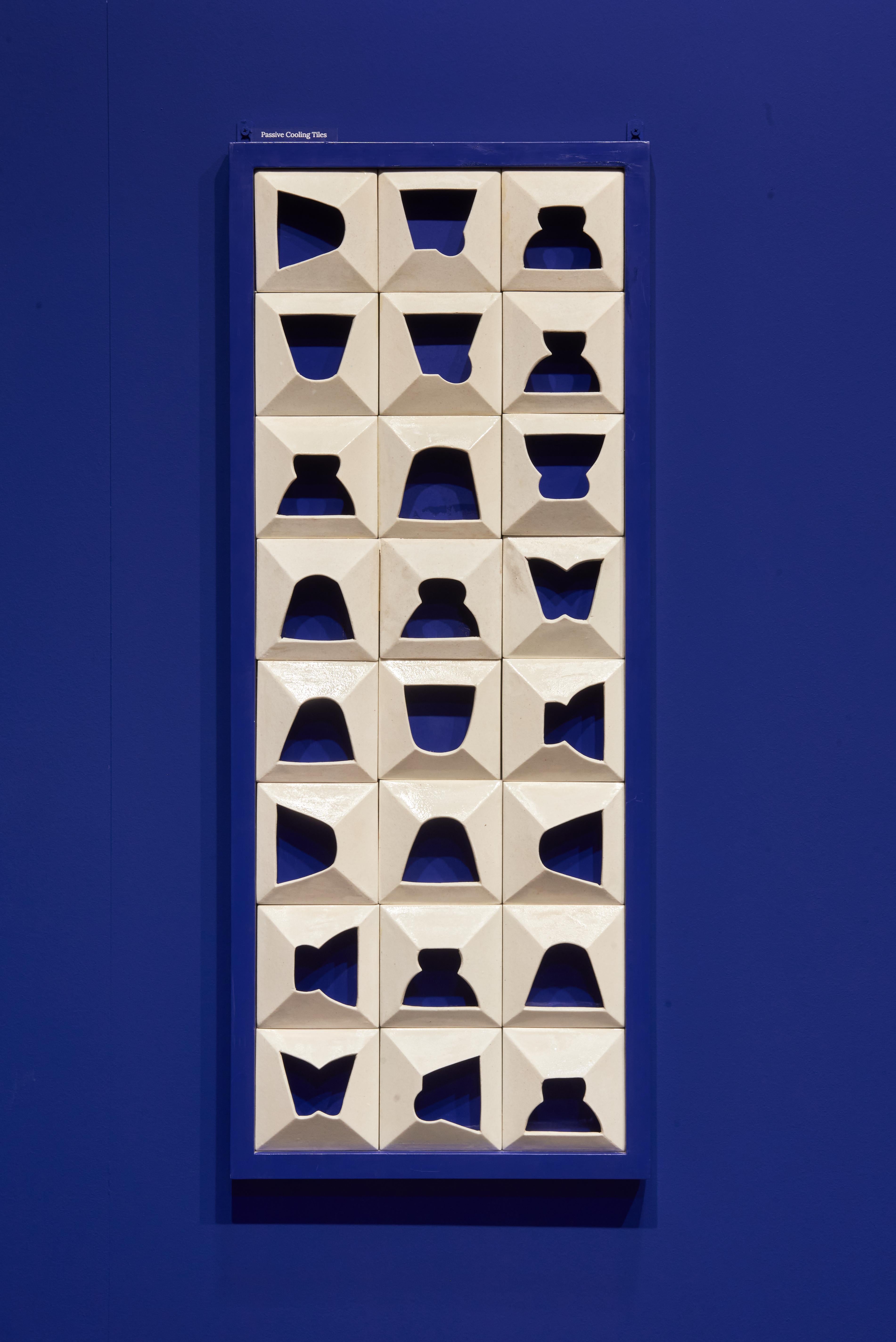 Arte mural Haveli by Newblue
Pieza única
Dimensiones: P 10 x An 66 x Al 122 cm.
Materiales: Material cerámico reciclado Newblue pendiente de patente, sanitarios reciclados, vidrio reciclado, cuarzo y aglutinantes vegetales.

Todos los muebles e