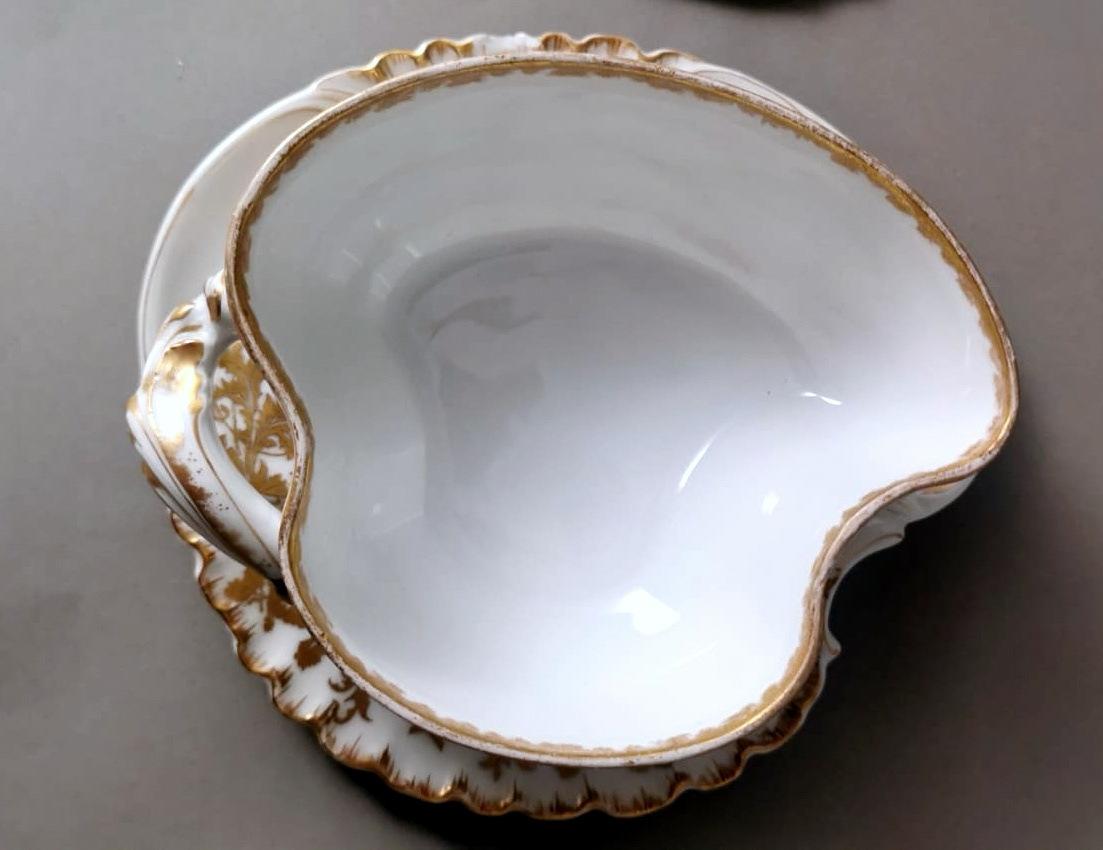 Haviland & Co. Salsera francesa de Limoges en porcelana blanca y decoración dorada en venta 5