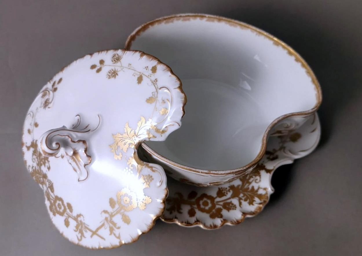 Haviland & Co. Salsera francesa de Limoges en porcelana blanca y decoración dorada en venta 1