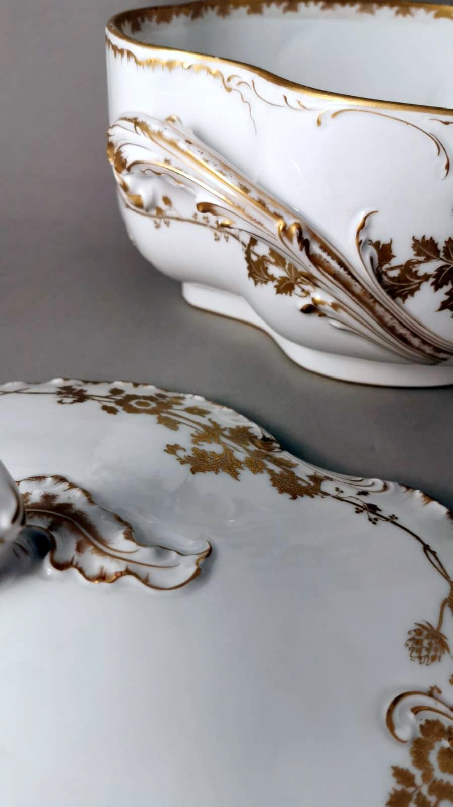 Soupière française Haviland & Co de Limoges en porcelaine blanche décorée d'or en vente 2